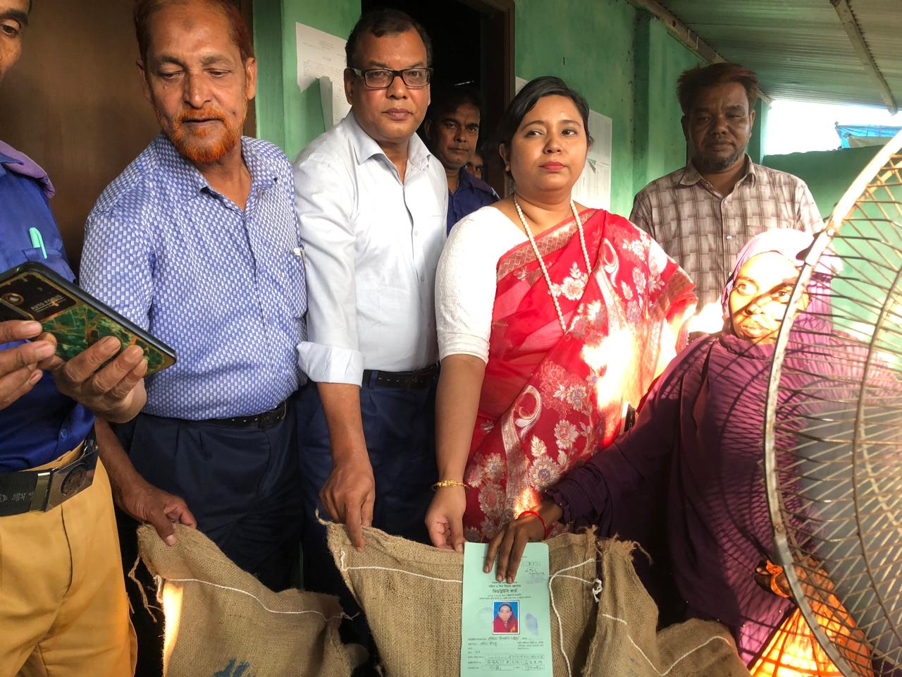 ভিডব্লিউবি-উপকারভোগীদের মাঝে কার্ড বিতরন করছে উপজেলা নির্বাহী অফিসার মহোদয়।
