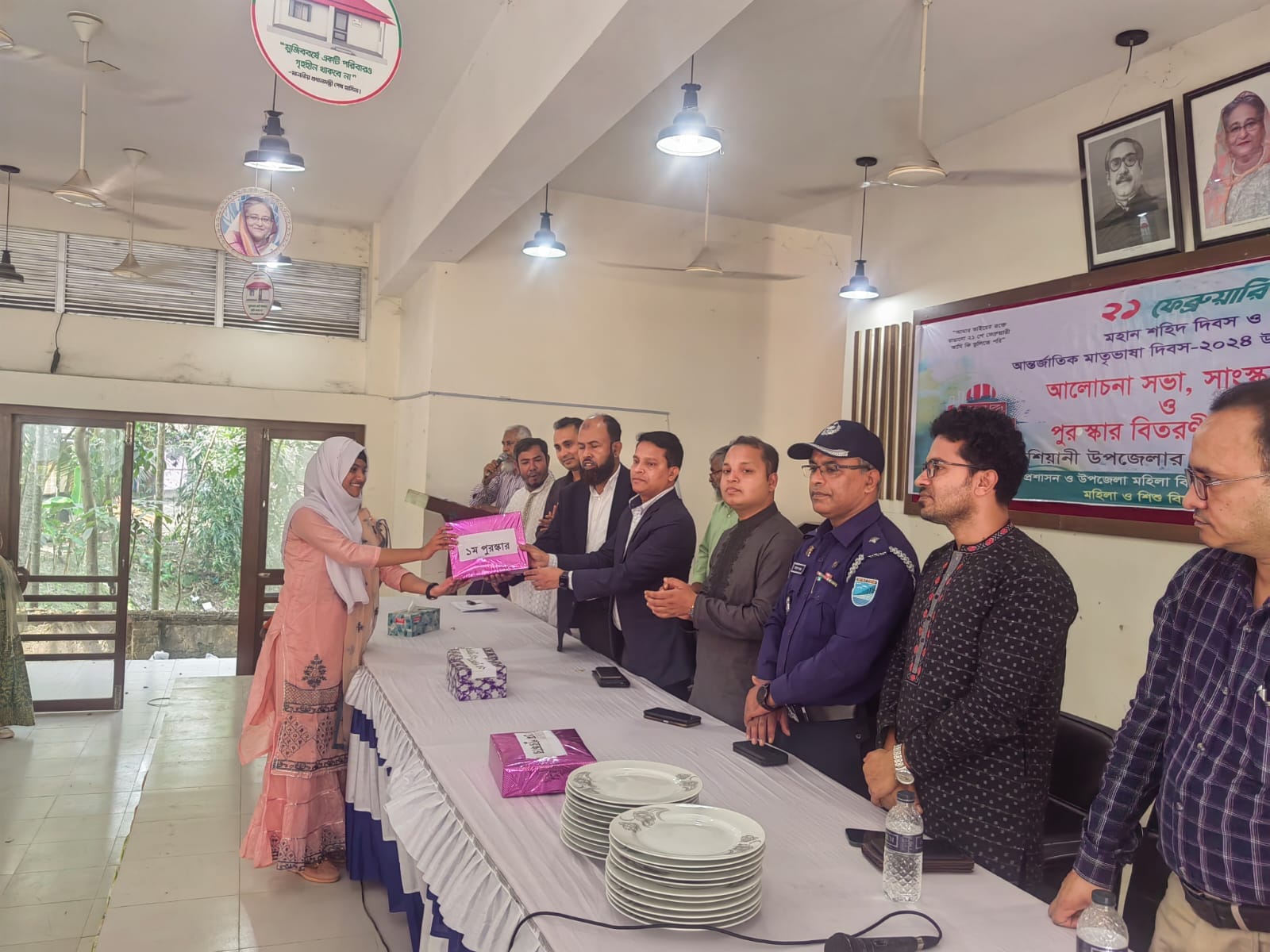 কিশোর কিশোরীদের মধ্যে পুরস্কার বিতরণ