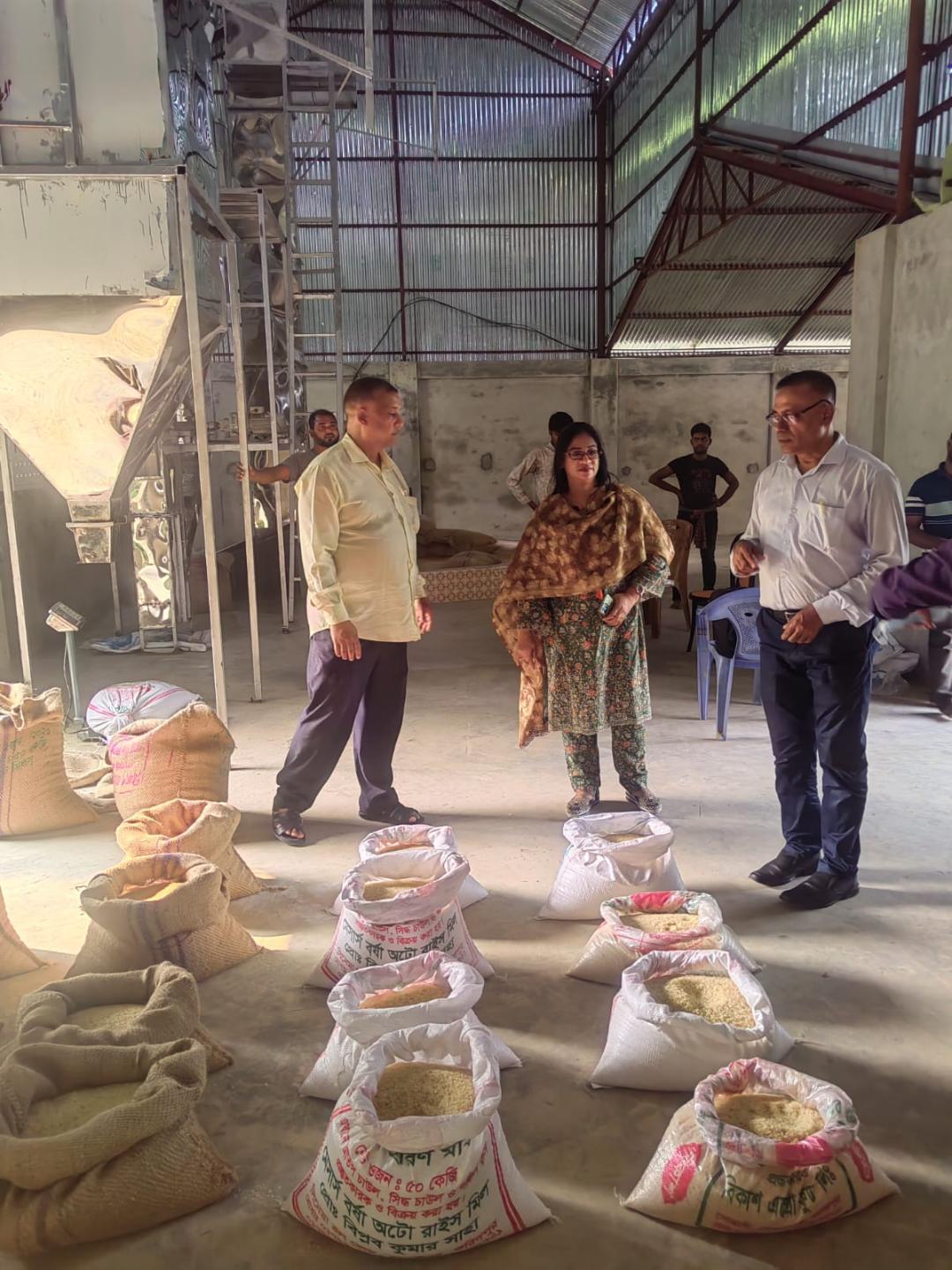 ভিডব্লিউবি কার্যক্রমের আওতায় পুষ্টি চাল মিশ্রন পরিদর্শনকৃত ছবি।