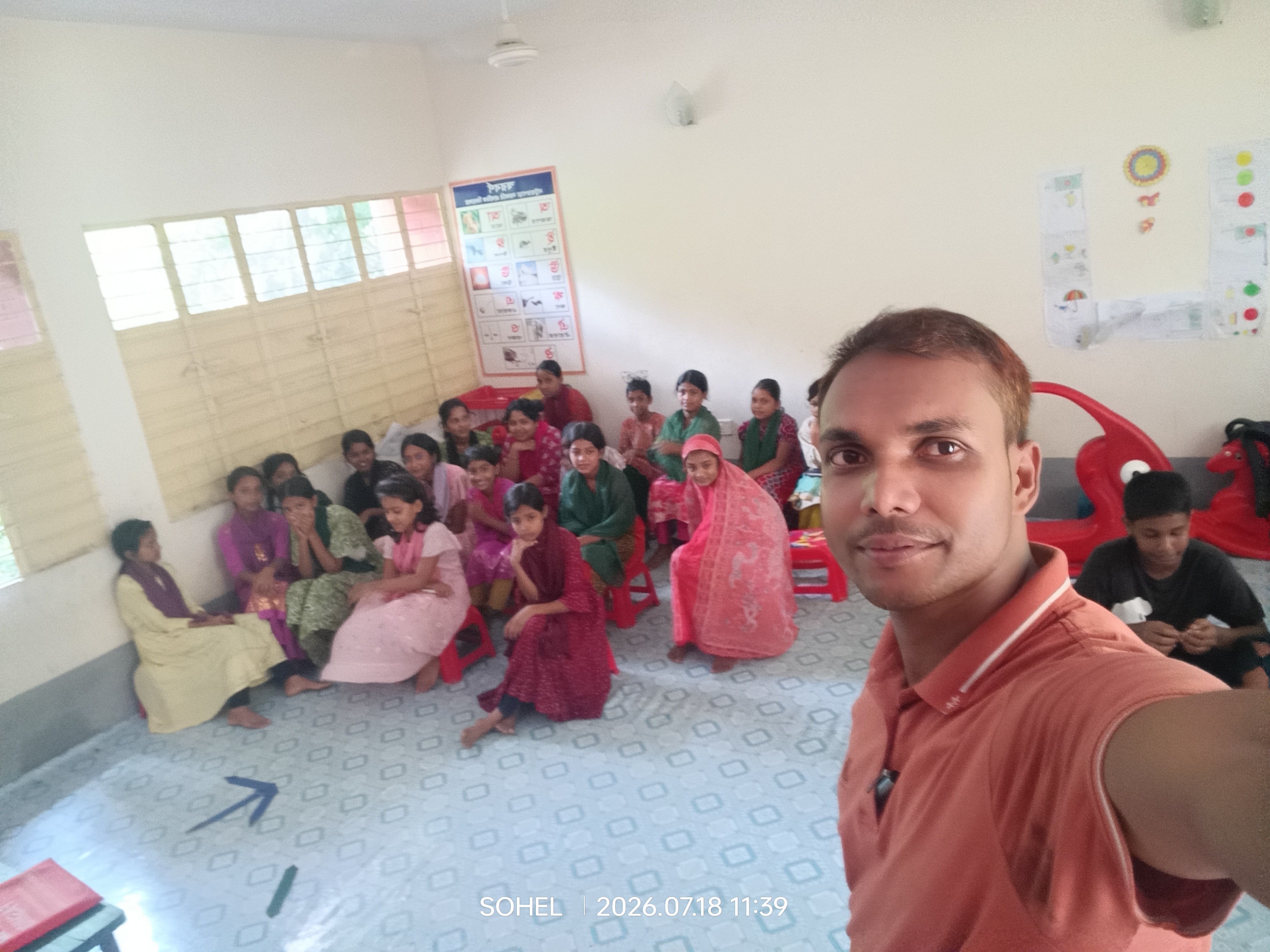 নাটুয়ারপাড়া ইউনিয়ন কিশোর-কিশোরী ক্লাবের ক্লাস পরিচালনার স্থির চিত্র, কাজিপুর, সিরাজগঞ্জ