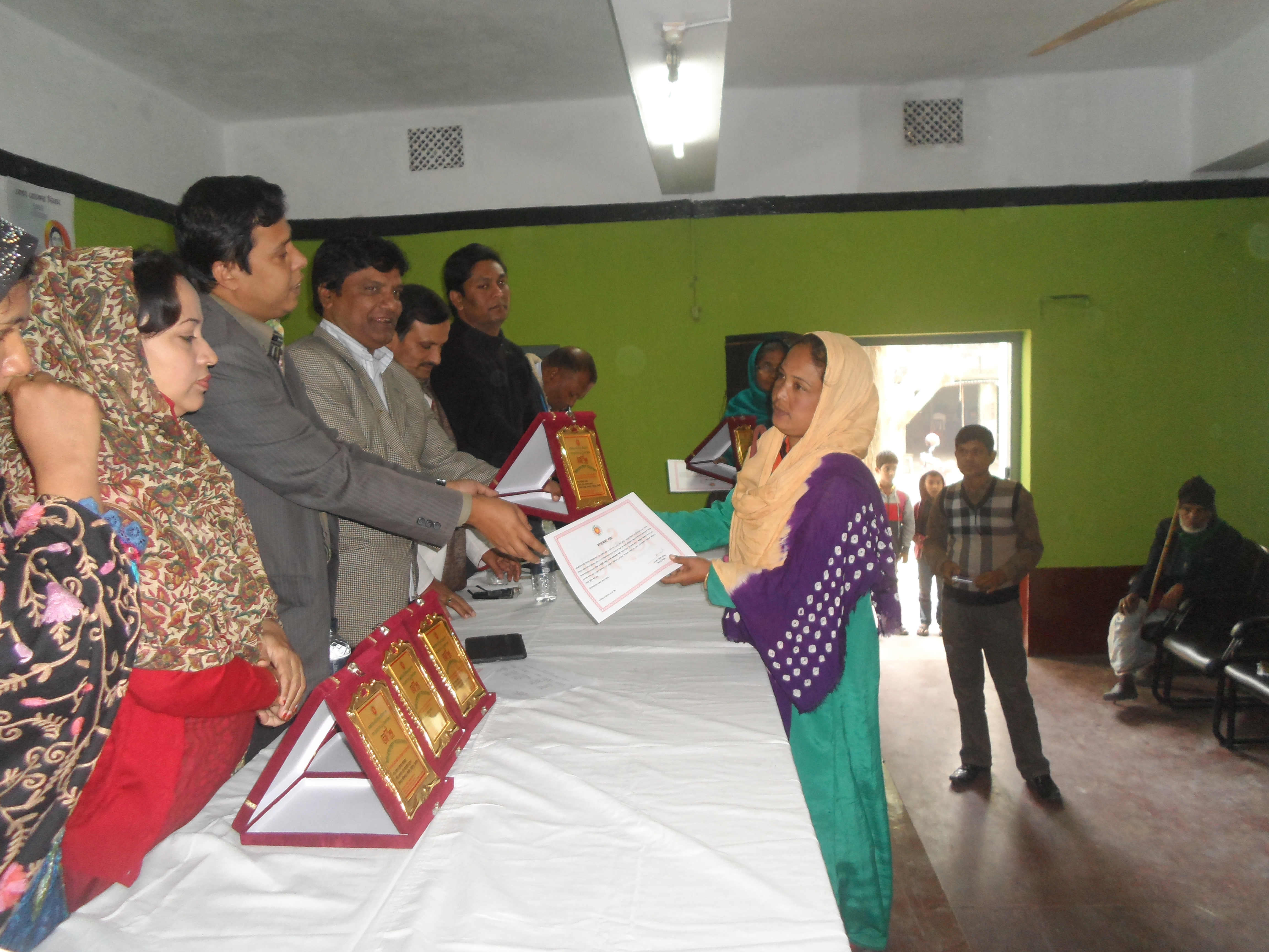 জয়িতাদের সম্মাননা প্রদান