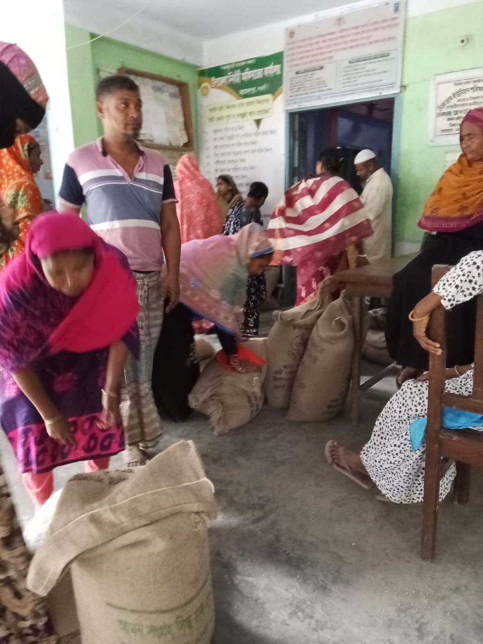 ভিডব্লিউবি চাল বিতরণ