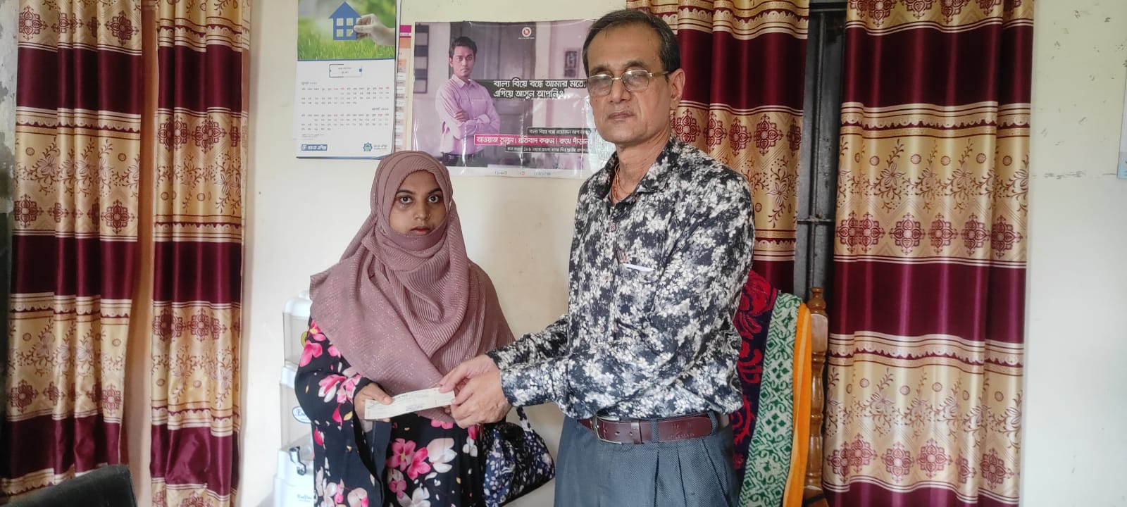 দূঃস্থ মহিলা সহায়তা কর্মসূচির আওতায় অনুদানের চেক বিতরণ