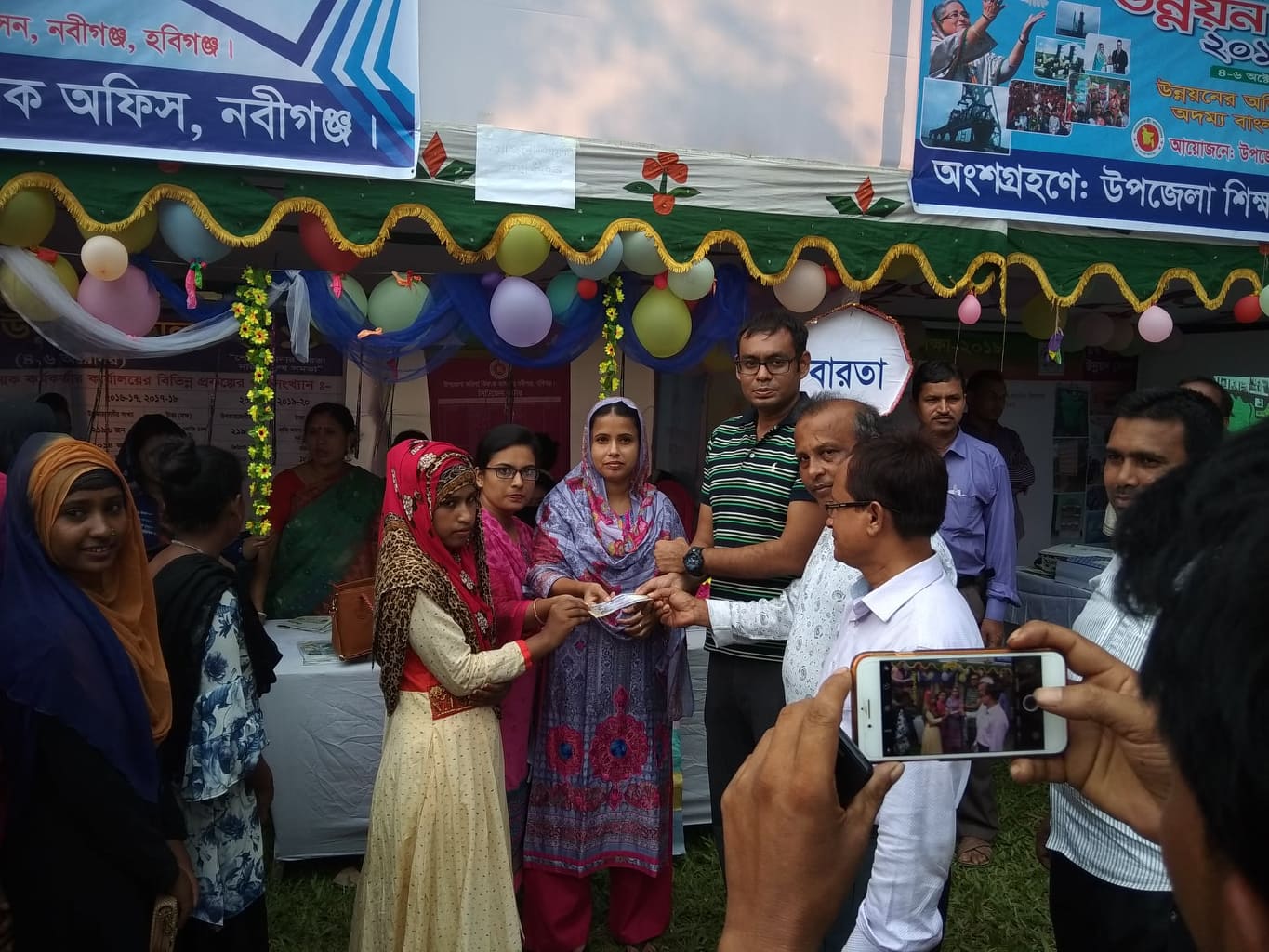 ৪র্থ জাতীয় উন্নয়ন মেলায় সনদ ও ভাতা বিতরণ 