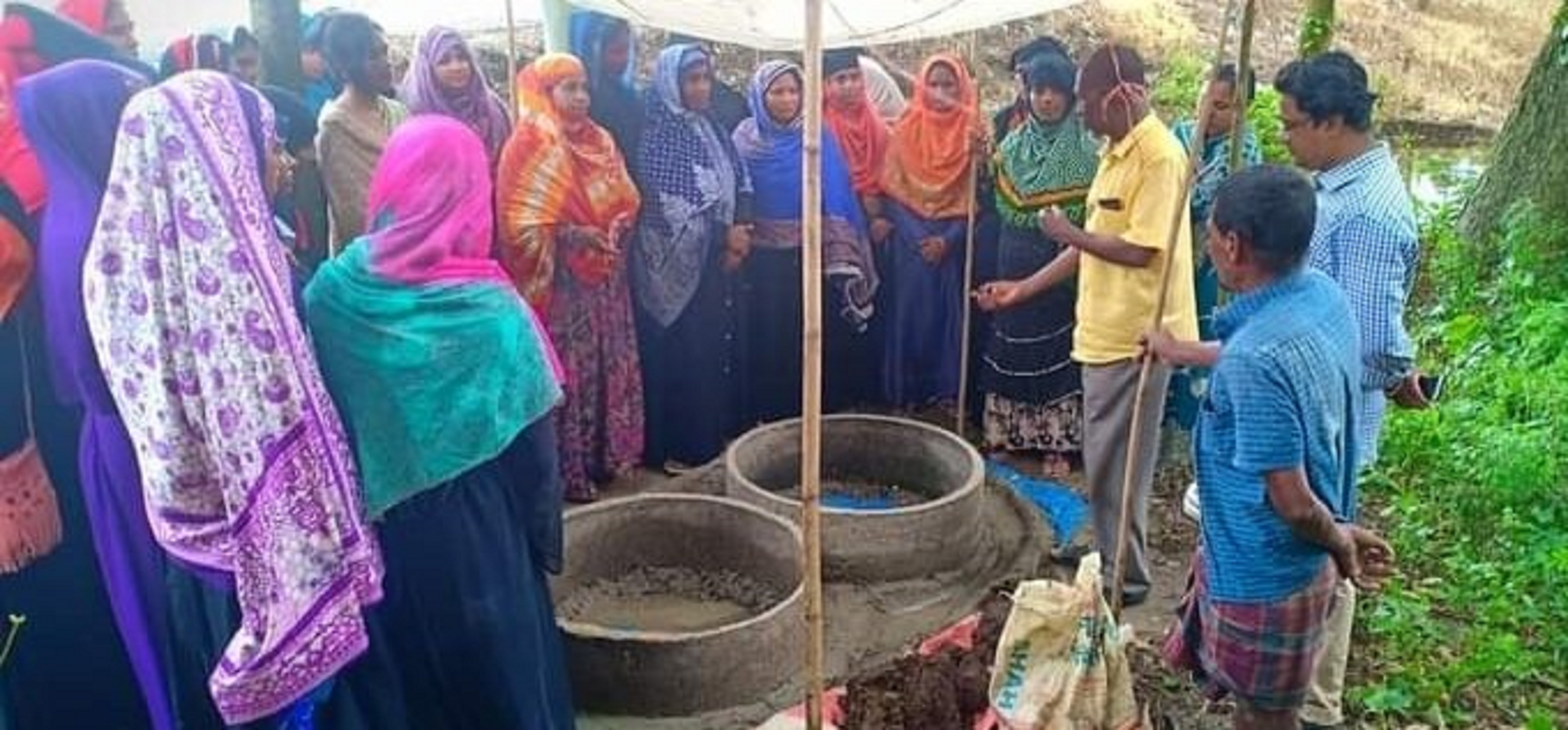 স্বেচ্ছাসেবী নিবন্ধিত মহিলা সমিতির সদস্যগণ কর্তৃক ভার্মিকম্পোস্ট সার তৈরি