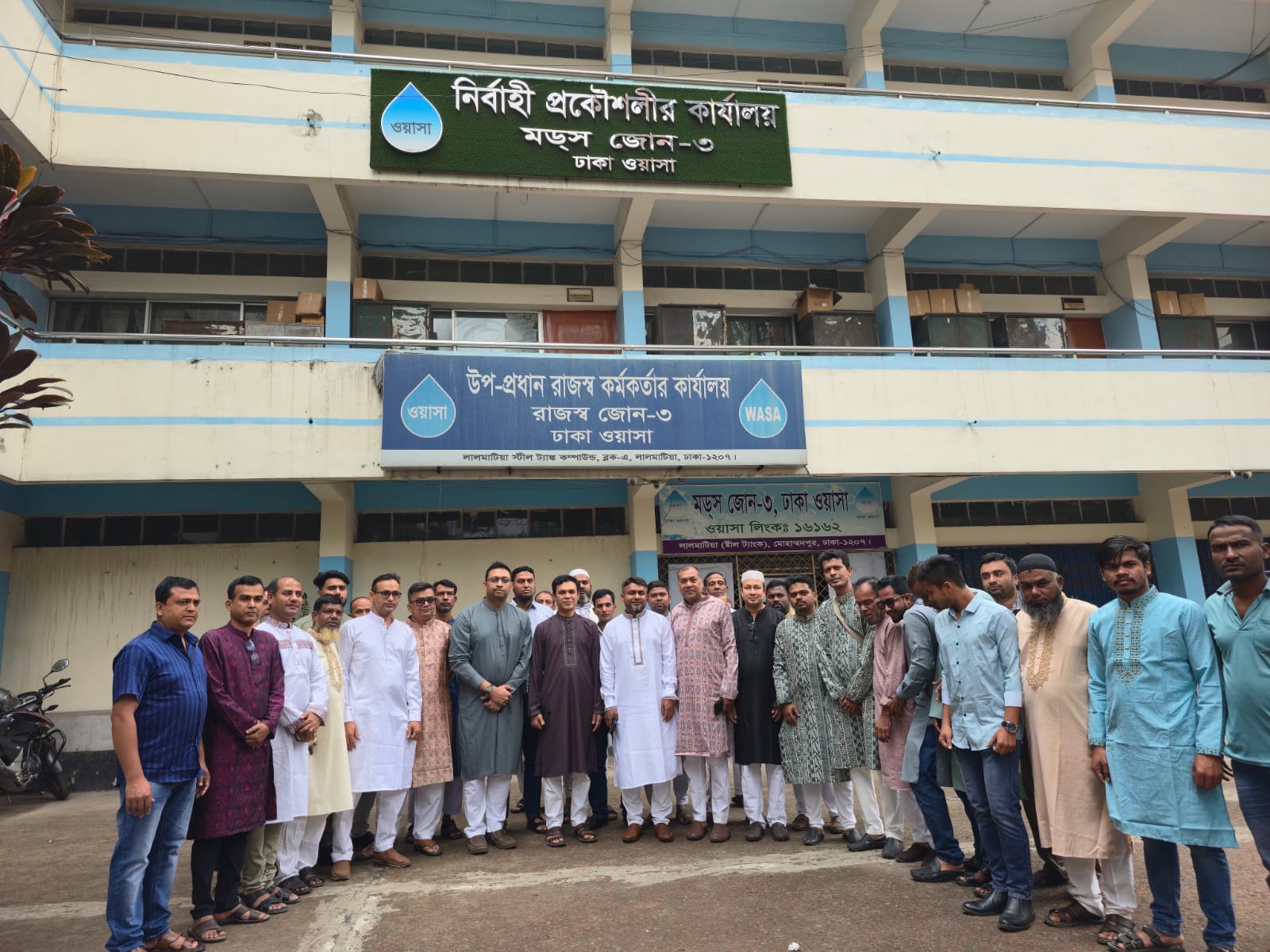 🌙 ঈদের আনন্দে সেবায় অবিচল ঢাকা ওয়াসা 💧 মডস জোন–৩ এ কর্মকর্তা-কর্মচারীদের সাথে ঈদের শুভেচ্ছা বিনিময় এবং সেবা কার্যক্রম পরিদর্শনের এক মুহূর্ত।