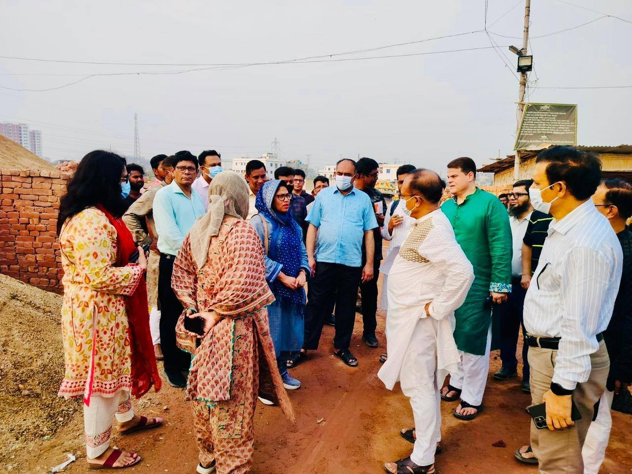 ঢাকা ওয়াসার সম্মানিত ব্যবস্থাপনা পরিচালক মহোদয় ২৪ এপ্রিল,২০২৬ রাজধানীর গাবতলী-সদরঘাট বেড়িবাঁধ সংলগ্ন কল্যাণপুর রেগুলেটিং পন্ড এ ডিপিডিসি কর্তৃক একটি বিদ্যুৎ উপকেন্দ্র নির্মাণের জন্য চাওয়া ঢাকা ওয়াসার একটি ল্যান্ড পরিদর্শন সংক্রান্ত স্থিরচিত্র।