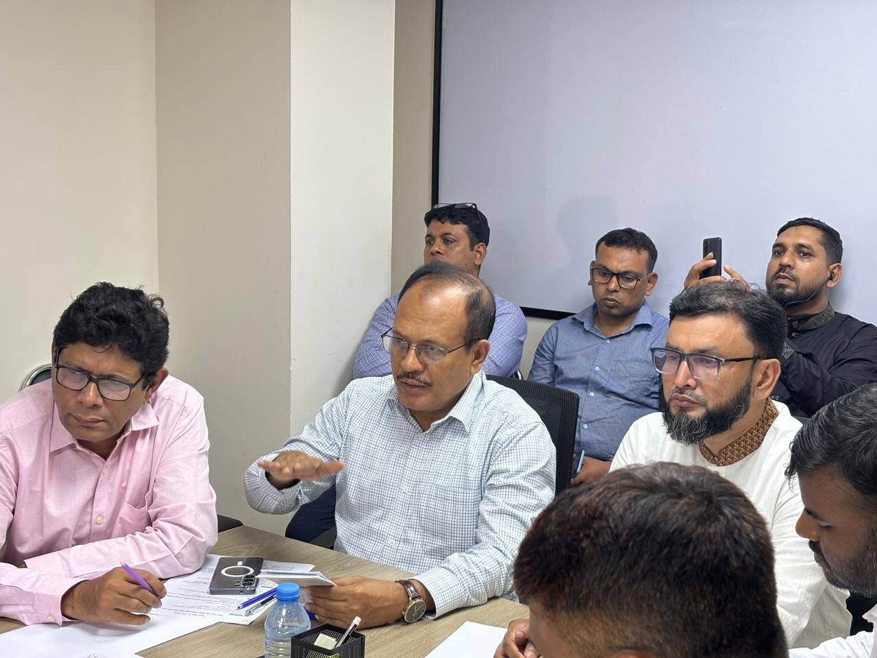 ০১ জুলাই ২০২৬, বুধবার মিরপুর এলাকার পানি সরবরাহ-সংক্রান্ত সমস্যা নিরসনে এলাকাবাসীর সঙ্গে ঢাকা ওয়াসার ব্যবস্থাপনা পরিচালক জনাব মোঃ আমিনুল ইসলাম মহোদয়ের মতবিনিময় সভার স্থিরচিত্র।