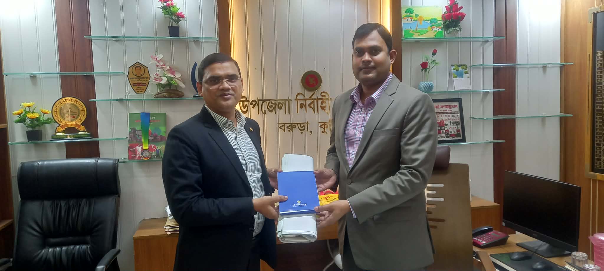 শাখা ব্যবস্থাপক কর্তৃক উপজেলা নির্বাহী অফিসার কে নোটবুক প্রদান।