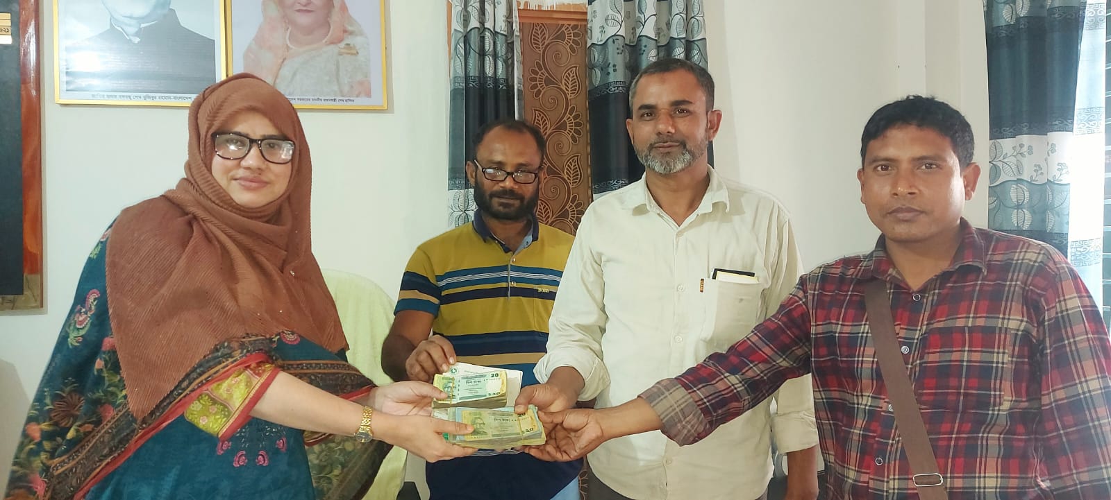 ক্ষুদ্র উদ্দোক্তা ঋণ বিতরণ