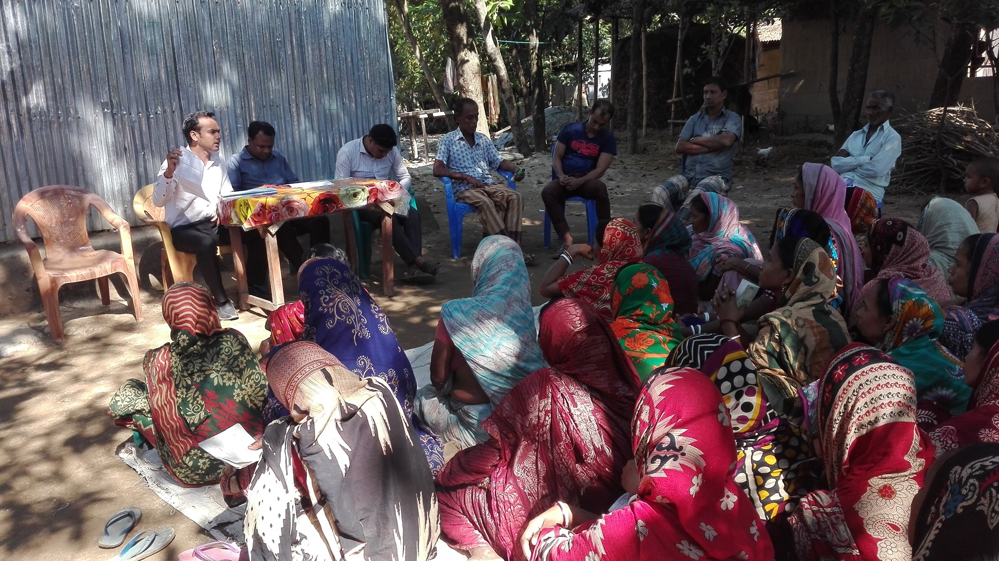 বিশ্বম্ভরপুর সমিতি পরিদর্শন কালে বক্তব্য রাখছেন শাখা ব্যবস্থাপক মহোদয় 
