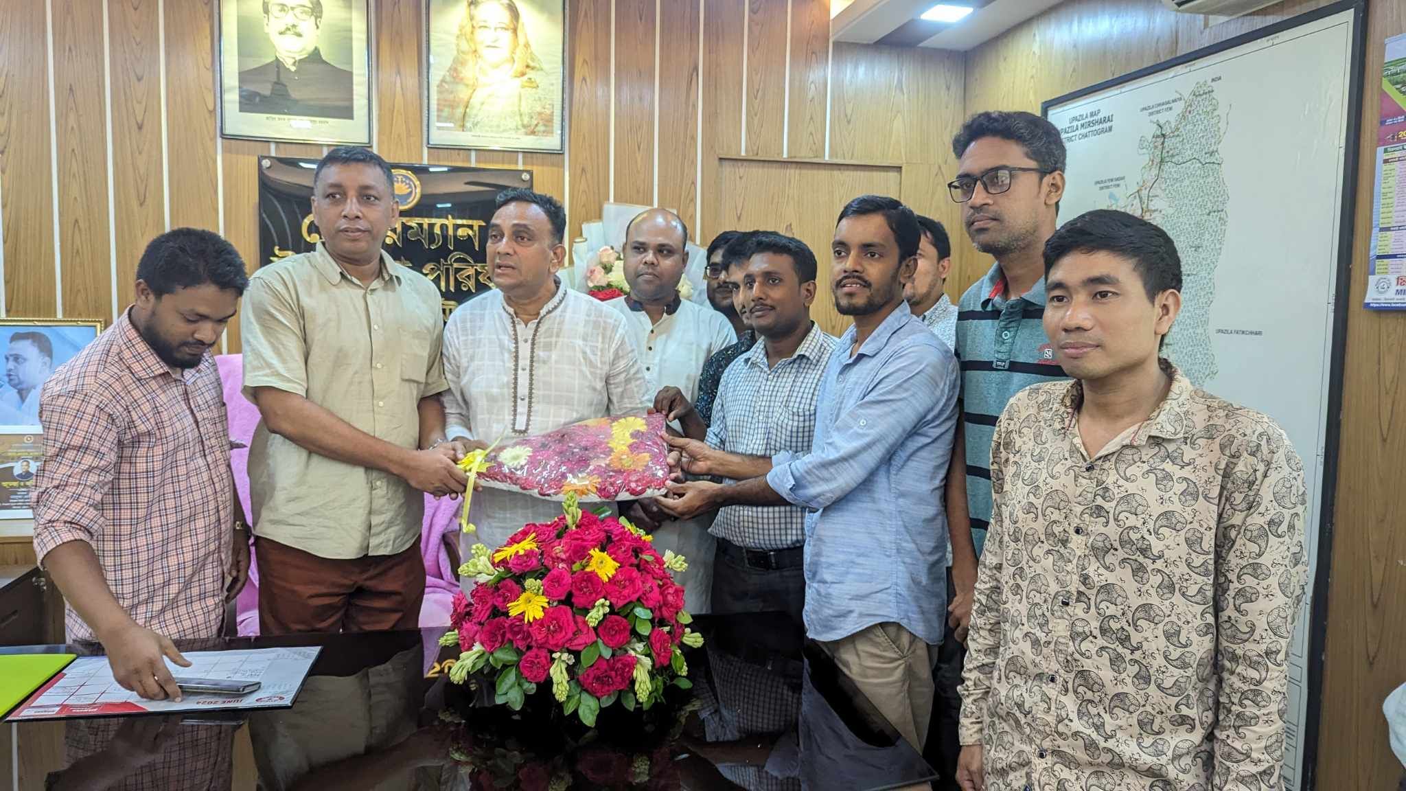 নব যোগদানকৃত উপজেলা চেয়ারম্যান মহোদয় এনায়েত হোসেন নয়ন কে বরন উপলক্ষে ফুলেল শুভেচ্ছা, পল্লী সঞ্চয় ব্যাংক, মিরসরাই শাখা।