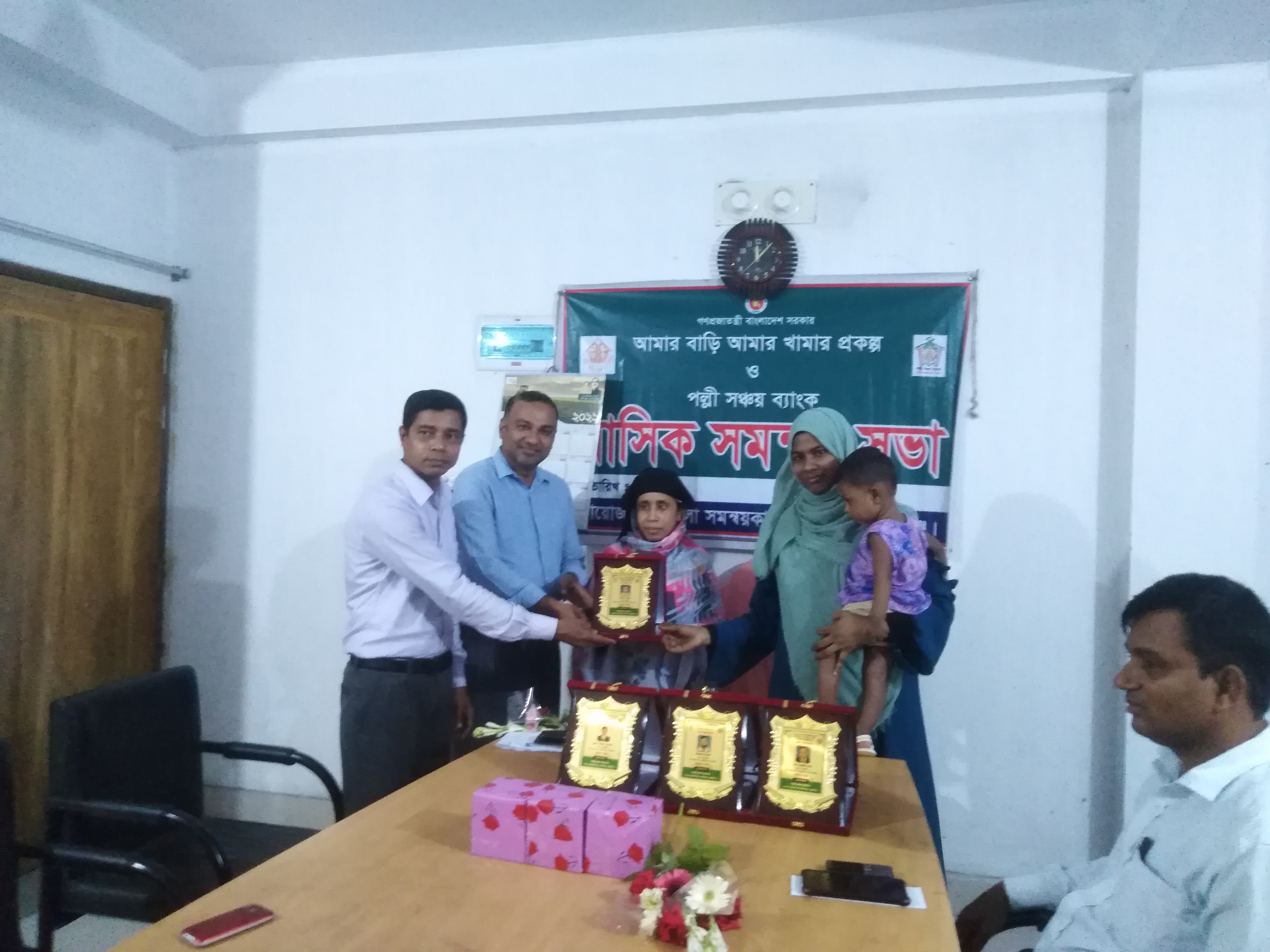 শ্রেষ্ঠ মাঠ সহকারী হওয়ায় জনাব রাবেয়া আক্তারকে জেলা কার্যালয় থেকে সংবর্ধনা দেওয়া হয়