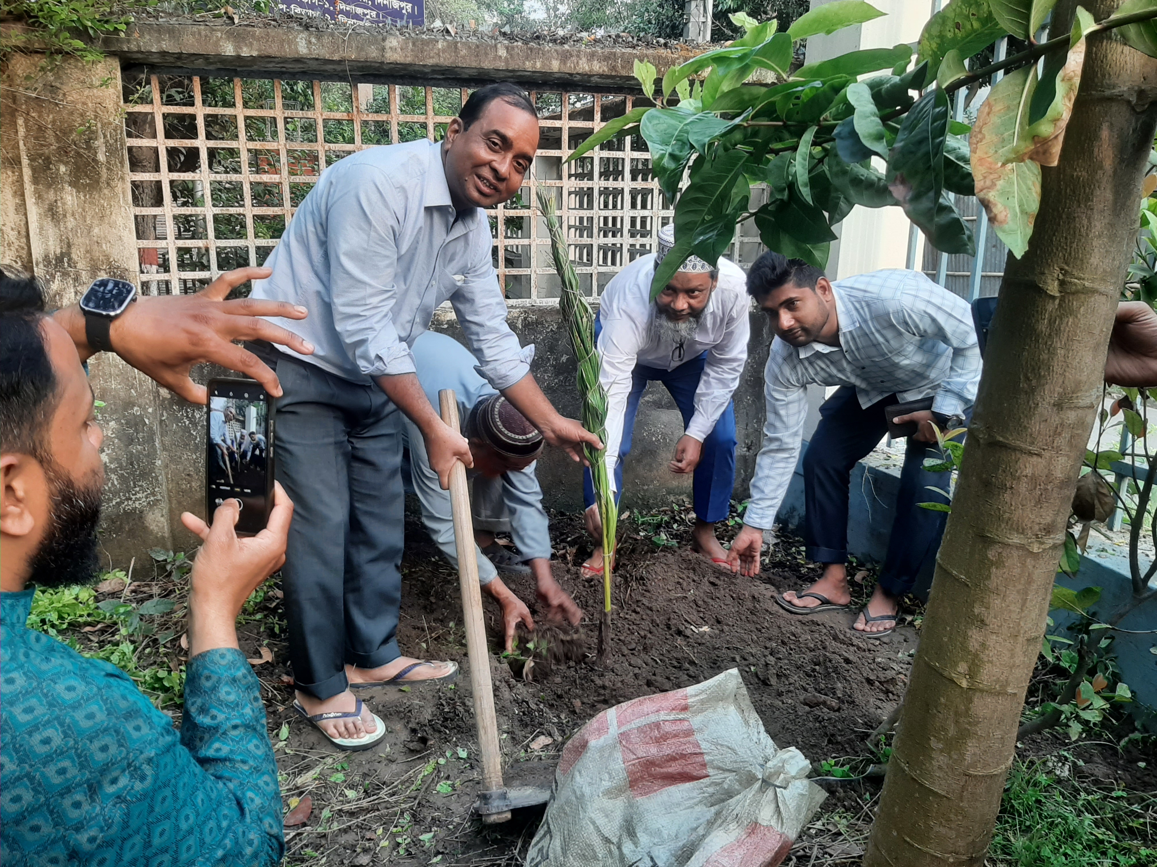 সিনিয়র জেলা নির্বাচন অফিস দিনাজপুরে বৃক্ষরোপন