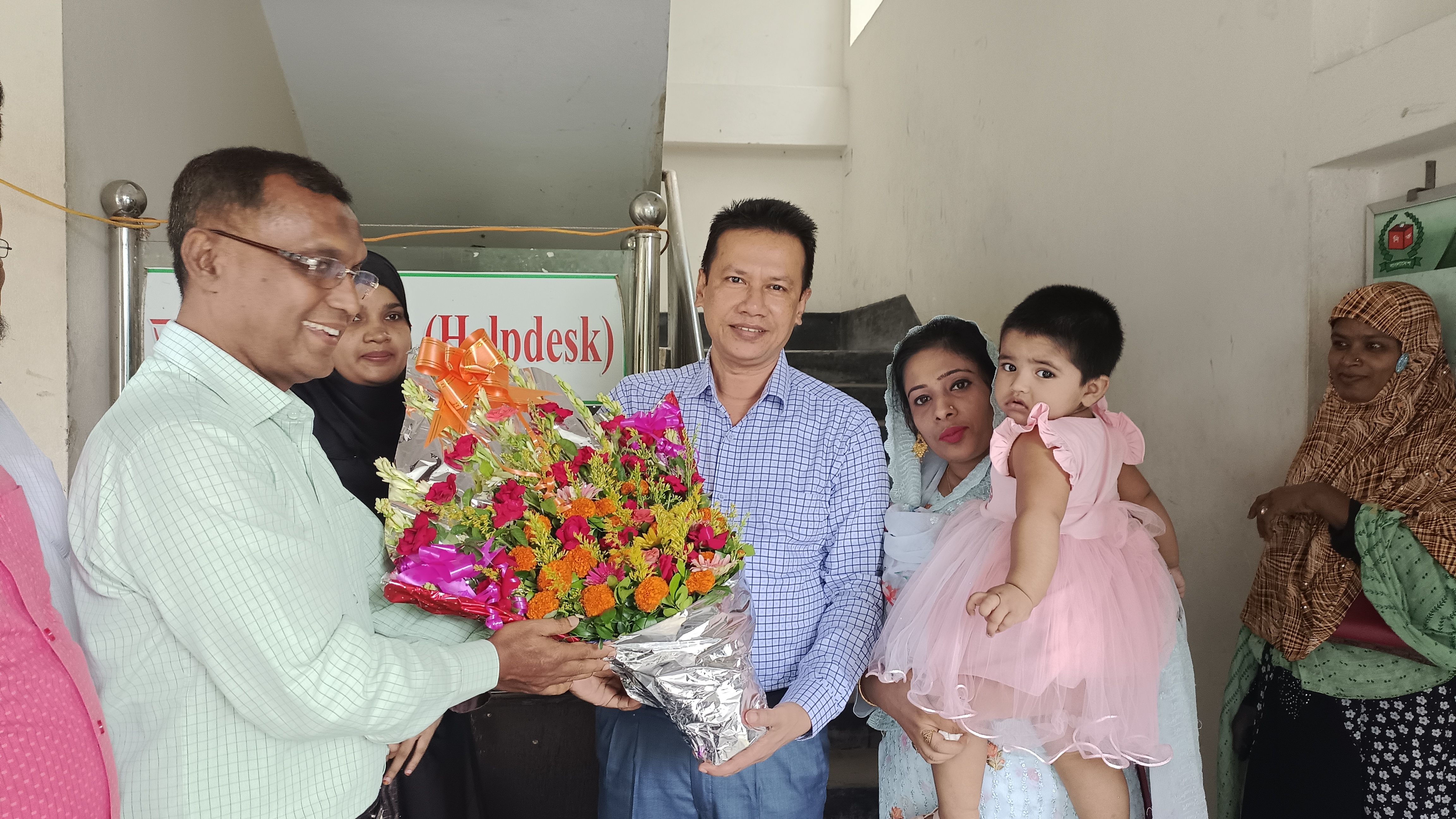 অফিসে কর্মরত অফিসার