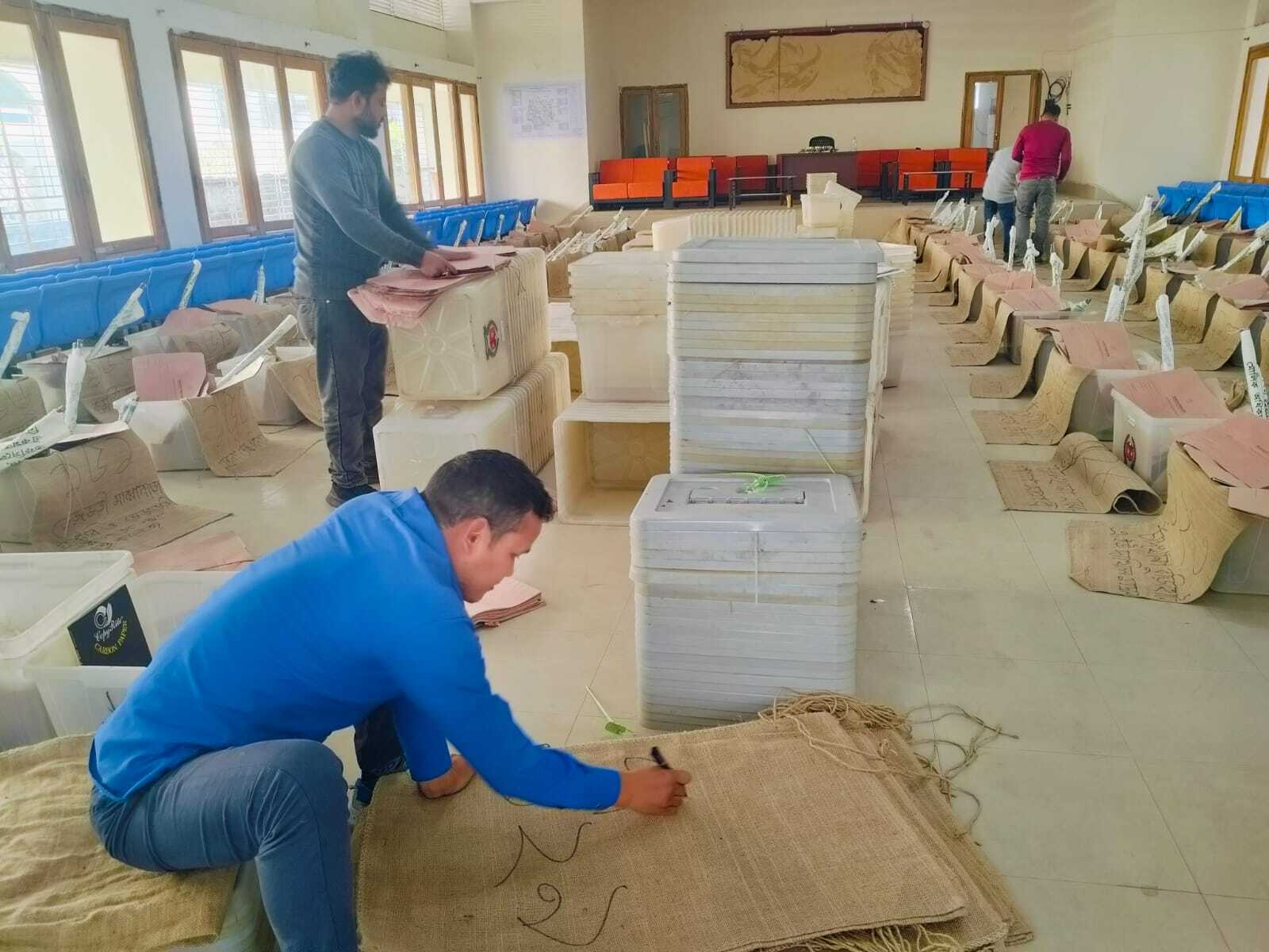 ত্রয়োদশ জাতীয় সংসদ নির্বাচন-২০২৬ উপলক্ষে ভোট কেন্দ্রে মালামাল বিতরণ