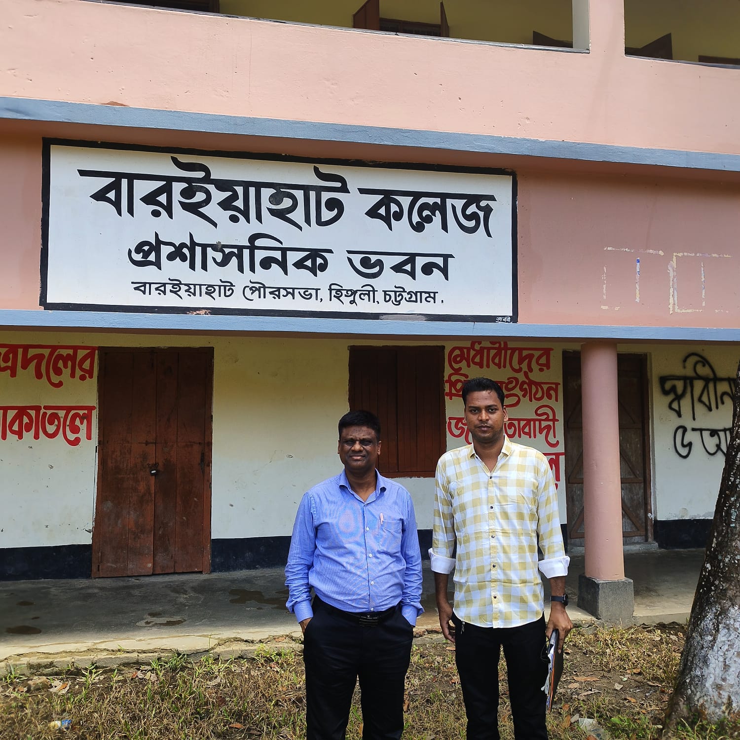 ভোটকেন্দ্র পরিদর্শন করছেন নির্বাচন অফিসার