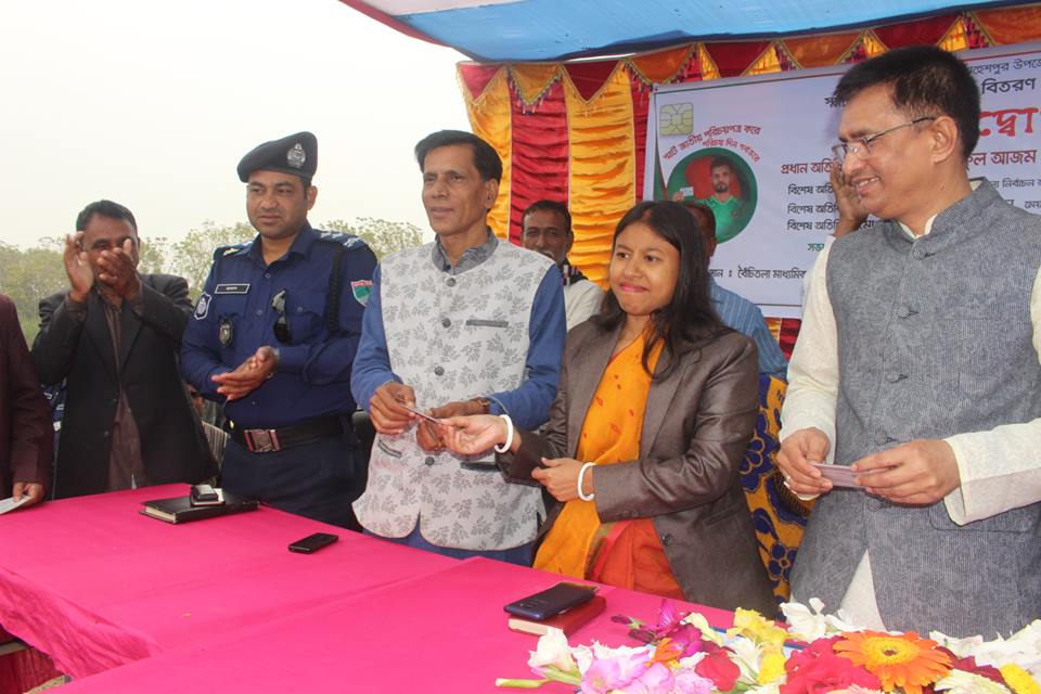 মেয়র সাহেবকে স্মার্ট কার্ড দিচ্ছেন উপজেলা নির্বাহী অফিসার জনাব শাশ্বাতী শীল স্যার 