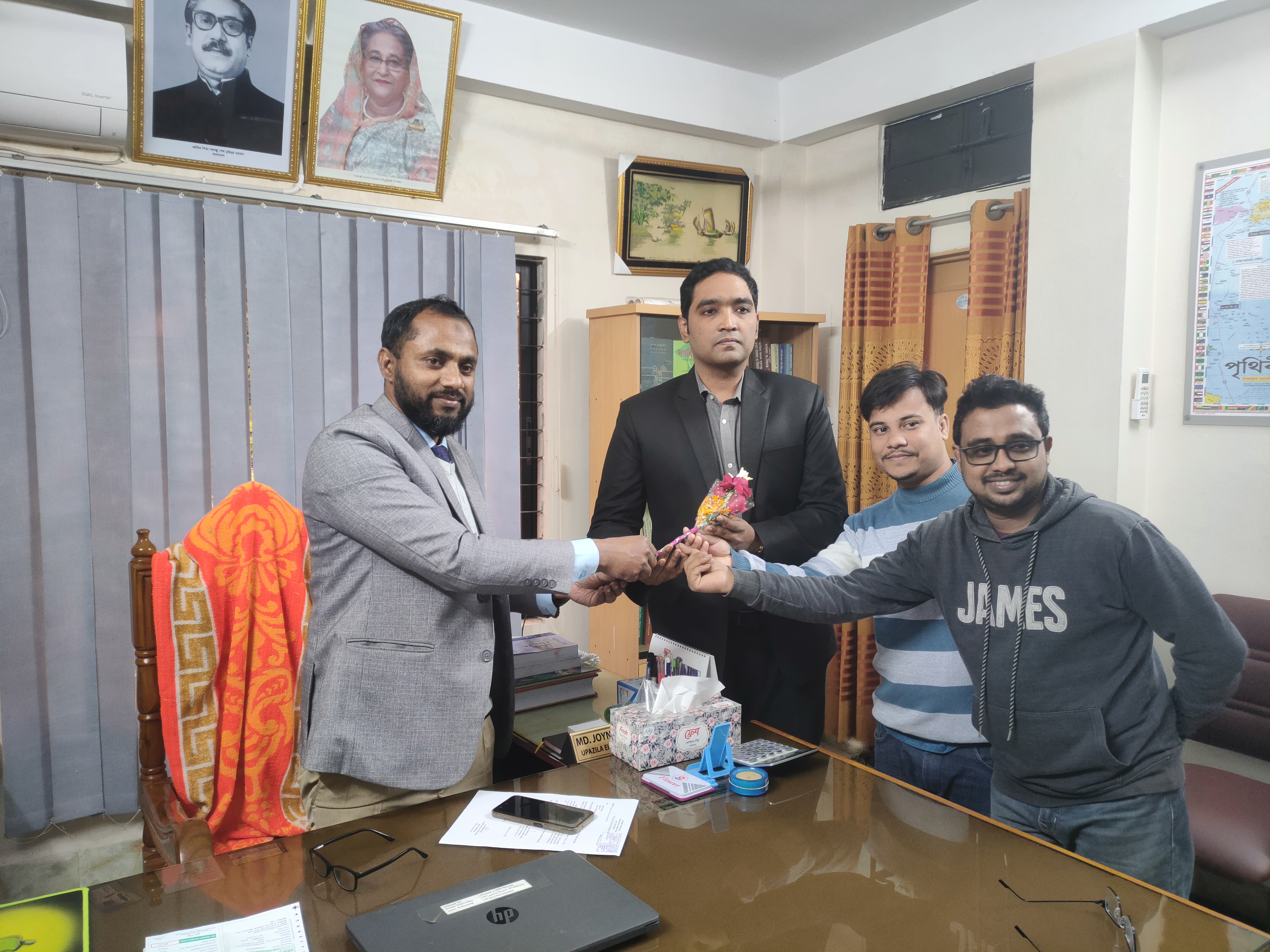 সদ্য নিয়োগ প্রাপ্ত সহকারী উপজেলা নির্বাচন অফিসারের আগমনে ফুলদিয়ে বরণ