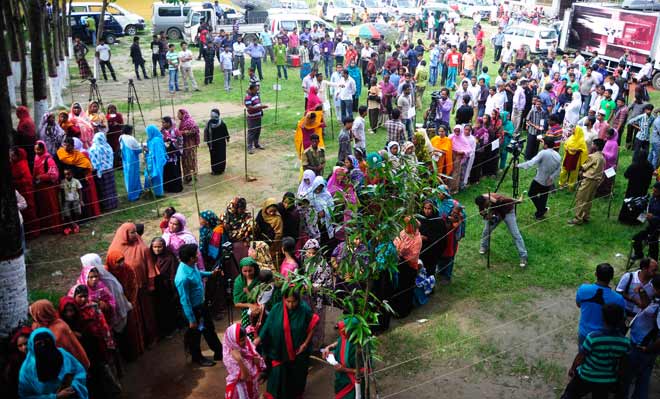 জনগণ তাদের পছন্দের প্রার্থীদের ভোট দিচ্ছে
