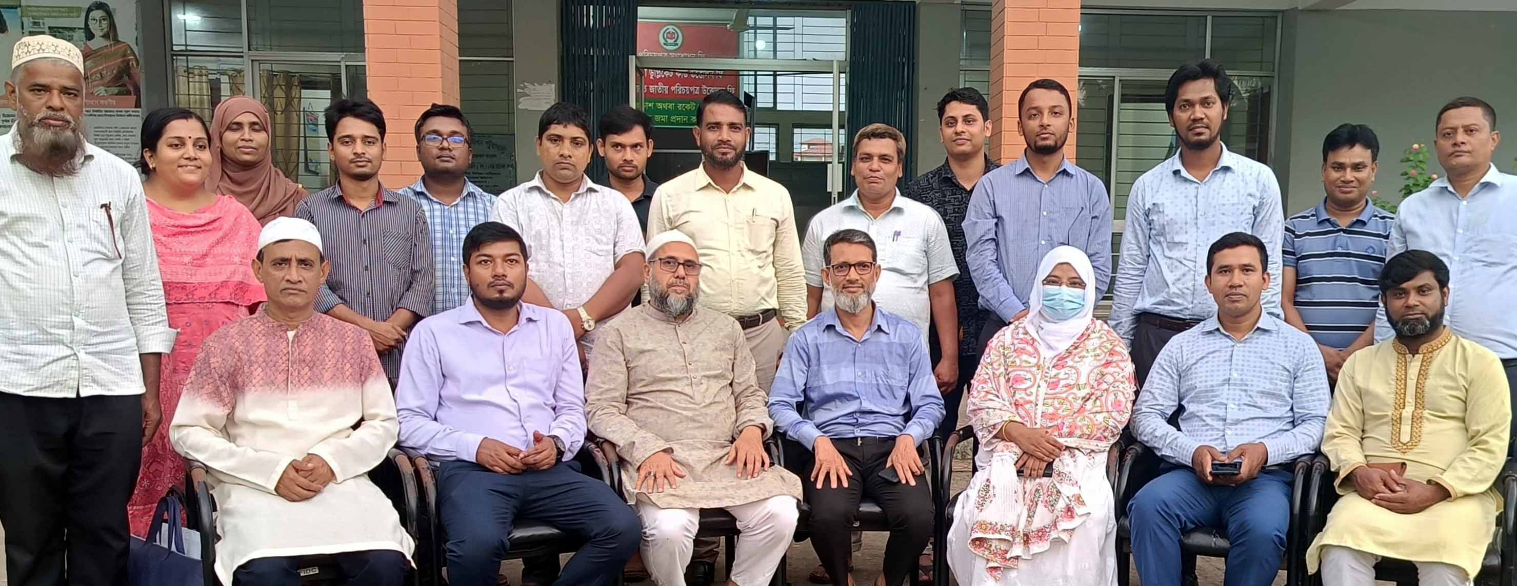 সিনিয়র উপজেলা নির্বাচন অফিসার মহোদয় ও অন্যান্য সহকর্মীবৃন্দ