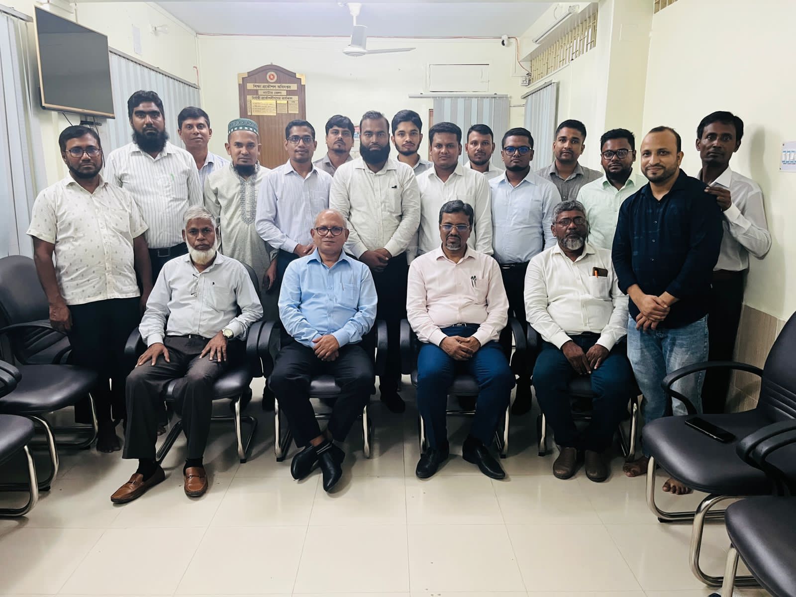 প্রধান প্রকৌশলী স্যারের সাথে ইইডি নাটোর অফিসের ফটোসেশন।