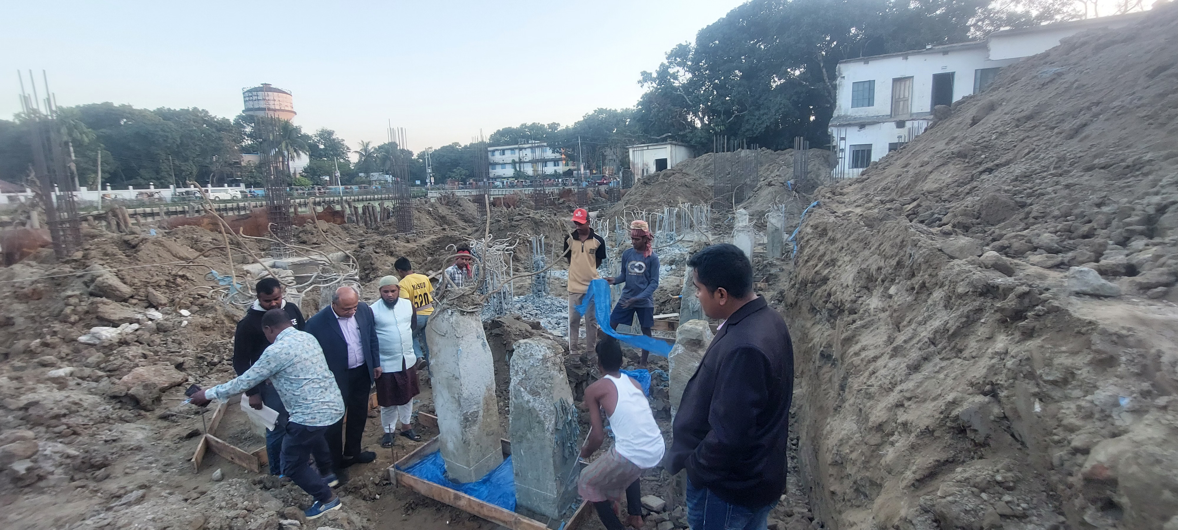 নির্মাণ কাজ পরিদর্শন।