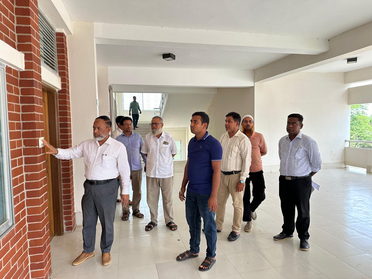 র্নিমাণাধীন ভবন পরিদর্শন