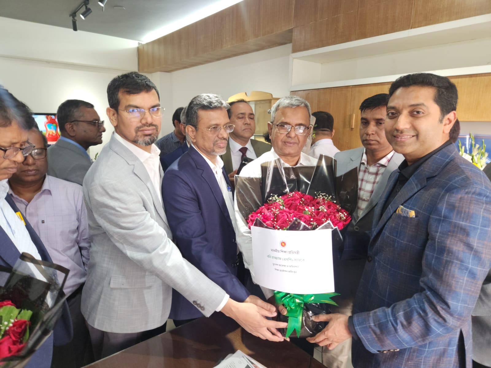 মাননীয় শিক্ষা মন্ত্রী মহোদয় জনাব আ ন ম এহছানুল হক মিলন এবং মাননীয় শিক্ষা প্রতিমন্ত্রী জনাব ববি হাজ্জাজ মহোদয়কে শিক্ষা প্রকৌশল অধিদপ্তর (ইইডি)-এর পক্ষ থেকে প্রধান প্রকৌশলী জনাব মোঃ তারেক আনোয়ার জাহেদী মহোদয়ের ফুলেল শুভেচ্ছা।