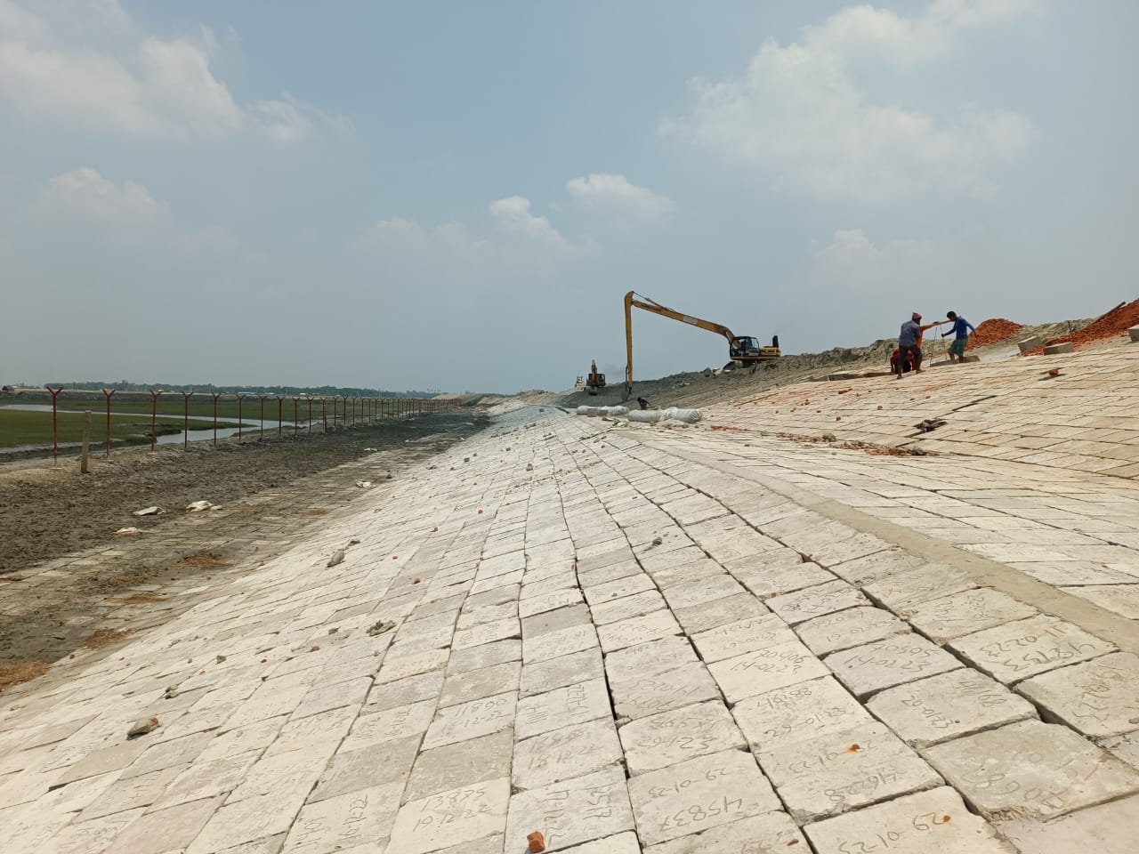 সাউথ ডাইকে সিসি ব্লক স্থাপন করা হয়েছে