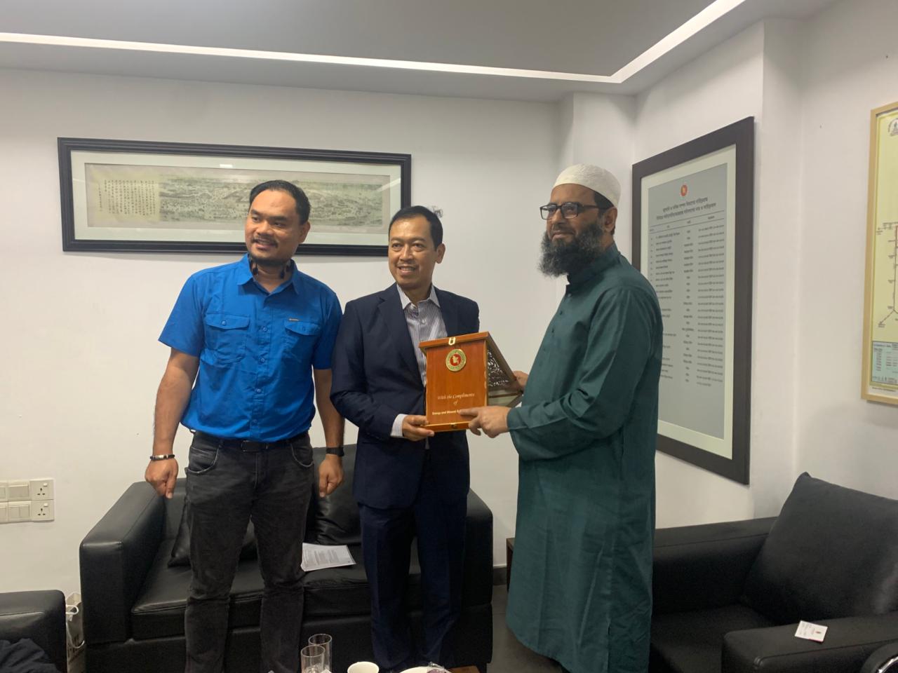 আজ জ্বালানি ও খনিজ সম্পদ বিভাগের সচিব জনাব মোহাম্মদ সাইফুল ইসলামের সাথে বাংলাদেশে নিযুক্ত ইন্দোনেশিয়ার প্রাক্তন রাষ্ট্রদূত এবং পররাষ্ট্র মন্ত্রণালয়ের সিনিয়র অ্যাডভাইজার (সামাজিক, সাংস্কৃতিক ও মানব উন্নয়ন বিষয়ক) হেরু এইচ. সুবোলোর এক গুরুত্বপূর্ণ বৈঠক অনুষ্ঠিত হয়েছে।
