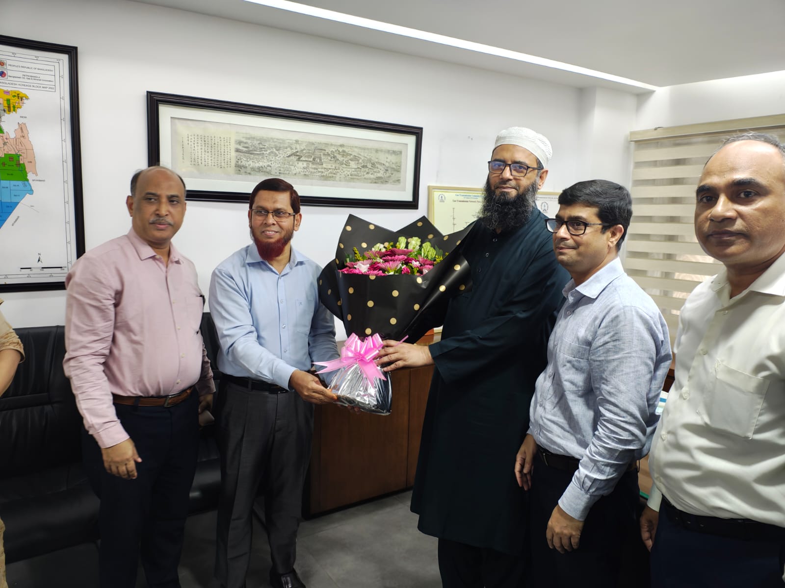 জ্বালানি ও খনিজ সম্পদ বিভাগের নবনিযুক্ত সচিব মোহাম্মদ সাইফুল ইসলামকে এ বিভাগের ঊর্ধ্বতন কর্মকর্তাবৃন্দ ফুল দিয়ে শুভেচ্ছা জানান