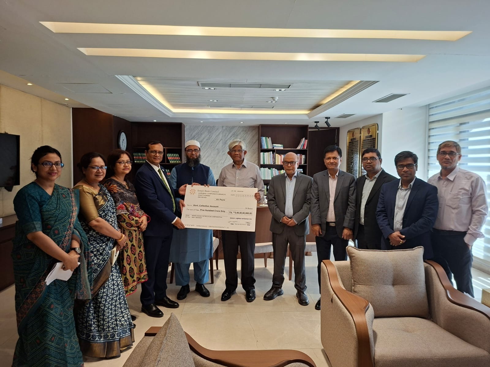আজ ১৪ ডিসেম্বর ২০২৫ তারিখে বাংলাদেশ পেট্রোলিয়াম কর্পোরেশনের পক্ষ হতে সরকারের লভ্যাংশ বাবদ ৫০০ কোটি টাকার চেক মাননীয় অর্থ উপদেষ্টার হাতে তুলে দেন জনাব মোঃ আমিন উল আহসান, চেয়ারম্যান (সচিব), বিপিসি। এসময় উপস্থিত ছিলেন অর্থ বিভাগের সচিব ড. মোঃ খায়েরুজ্জামান মজুমদার, জ্বালানি ও খনিজ সম্পদ বিভাগের সচিব জনাব সাইফুল ইসলামসহ অর্থ বিভাগ এবং জ্বালানি ও খনিজ সম্পদ বিভাগের সংশ্লিষ্ট কর্মকর্তাগণ।