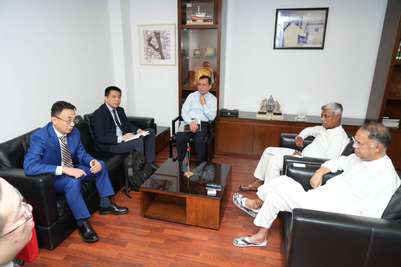 বিদ্যুৎ, জ্বালানি ও খনিজ সম্পদ মন্ত্রী ইকবাল হাসান মাহমুদের সাথে আজ ঢাকায় সচিবালয়ে তাঁর অফিসকক্ষে Norinco International-এর প্রেসিডেন্ট Shan Jun সৌজন্য স্বাক্ষাৎ করেন । এ সময় বিদ্যুৎ, জ্বালানি ও খনিজ সম্পদ প্রতিমন্ত্রী অনিন্দ্য ইসলাম অমিত উপস্থিত ছিলেন।