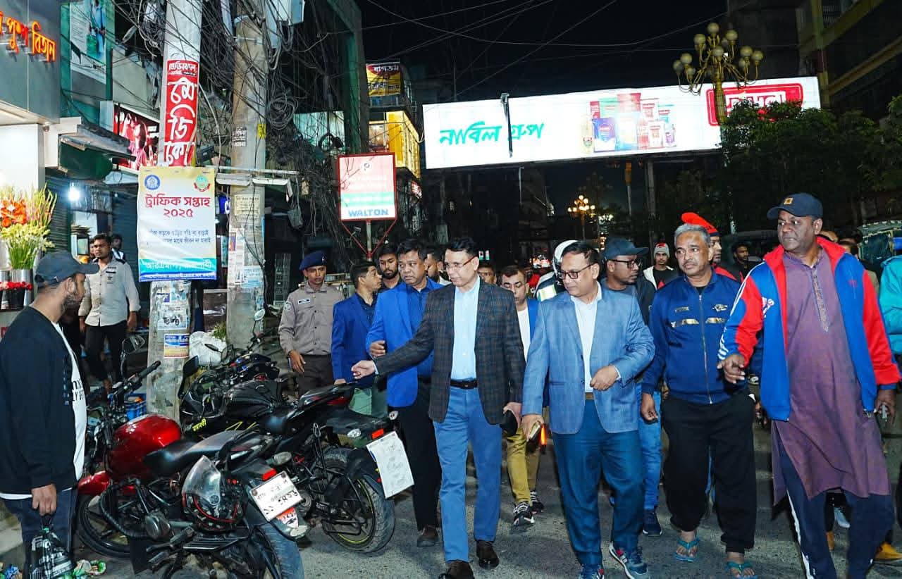 ব্যানার-পোস্টার অপসারণ ও ফুটপাত দখল মুক্তকরণ কার্যক্রম পরিদর্শনে রাসিক প্রশাসক