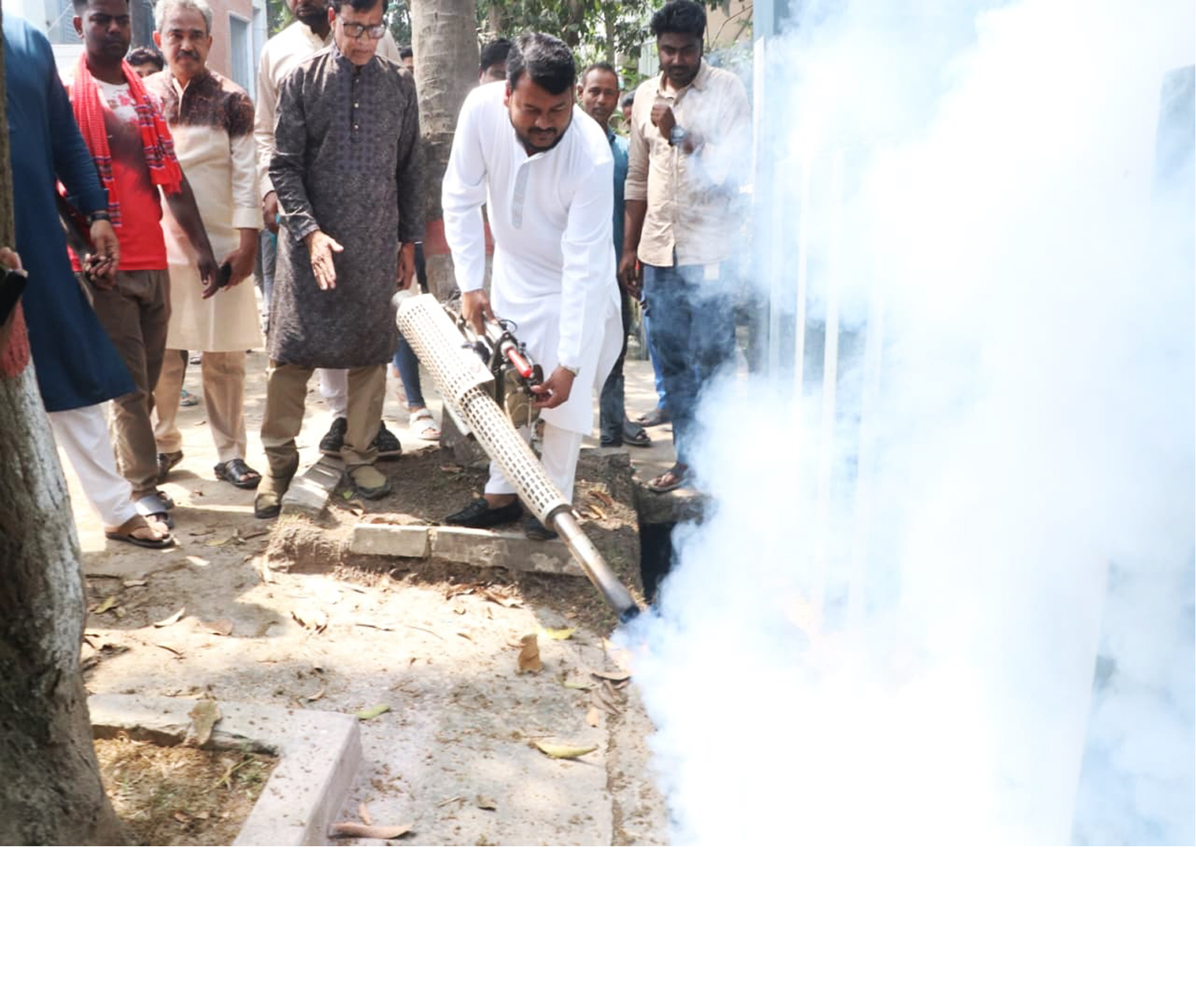 মশা নিয়ন্ত্রণে ফগার মেশিনে স্প্রে কার্যক্রমের উদ্বোধন করলেন মাননীয় প্রশাসক