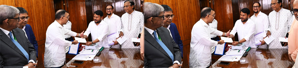 মাননীয় প্রধানমন্ত্রী ঈদ উপহারের চেক তুলে দিচ্ছেন রাসিকে‘র প্রশাসক মহোদয়কে