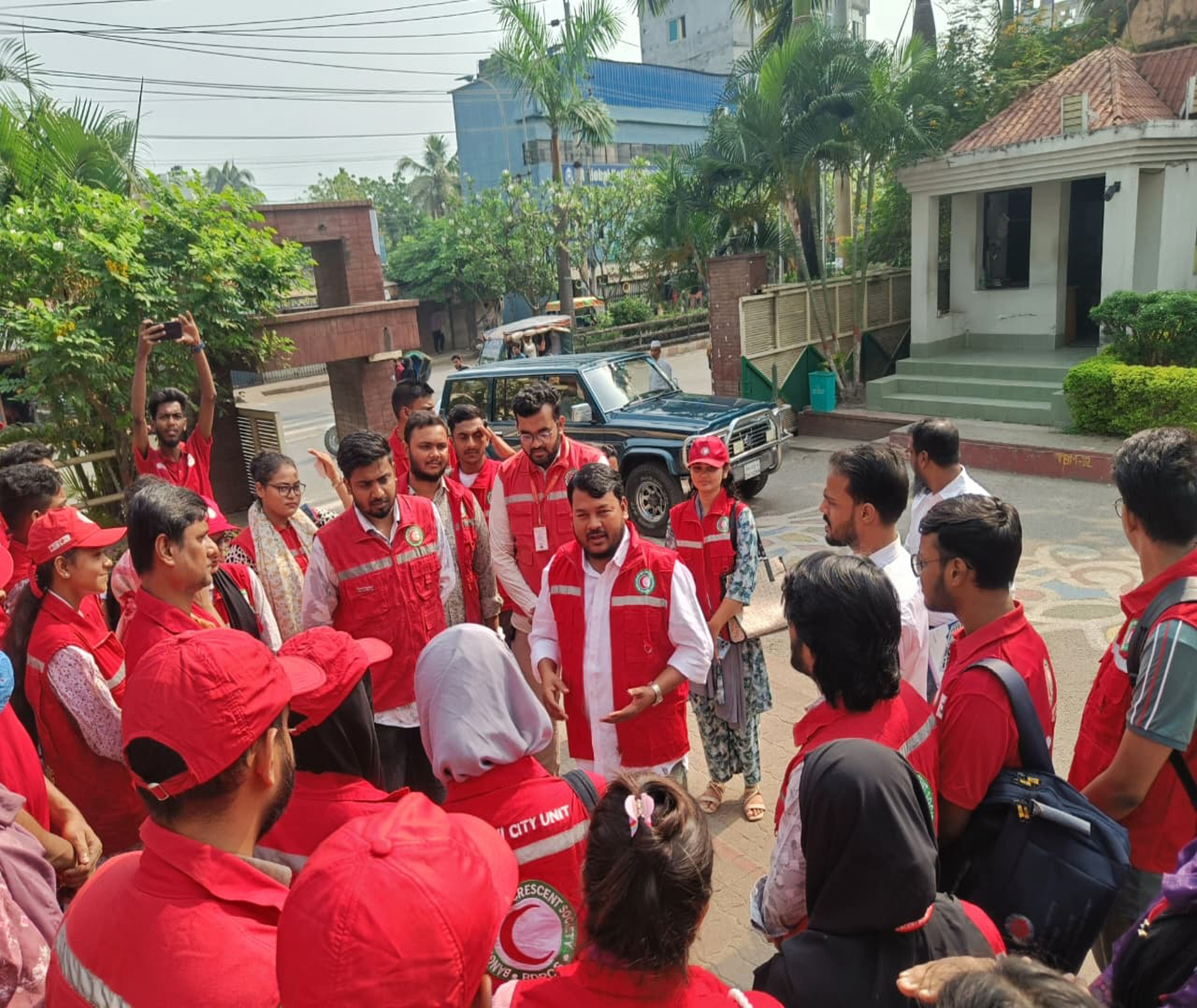 রাসিক প্রশাসকের সাথে রেড ক্রিসেন্ট সোসাইটির স্বেচ্ছাসেবকদের সৌজন্য সাক্ষাৎ