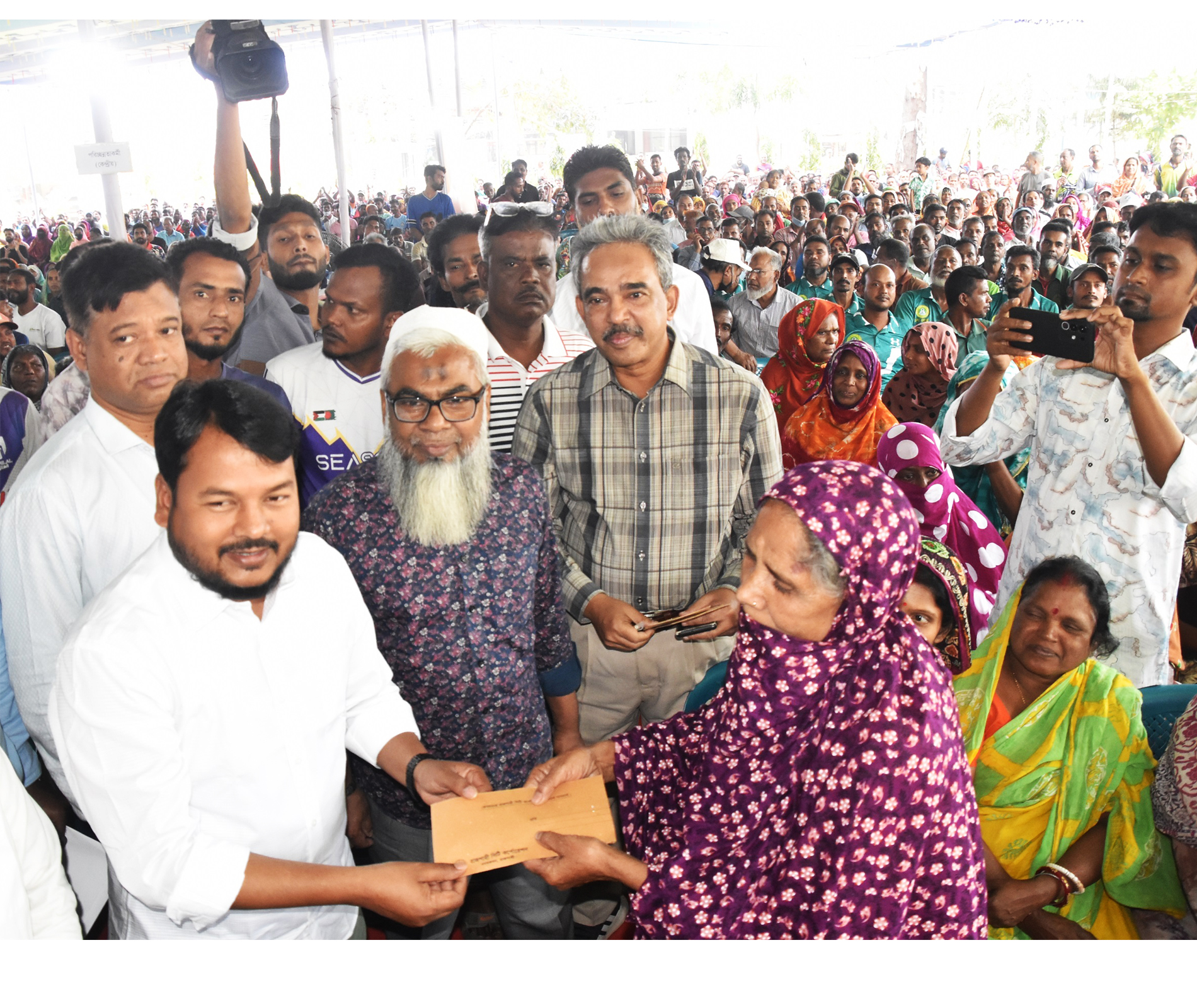 প্রধানমন্ত্রী তারেক রহমানের ঈদ উপহার বিতরণ করলেন মাননীয় প্রশাসক