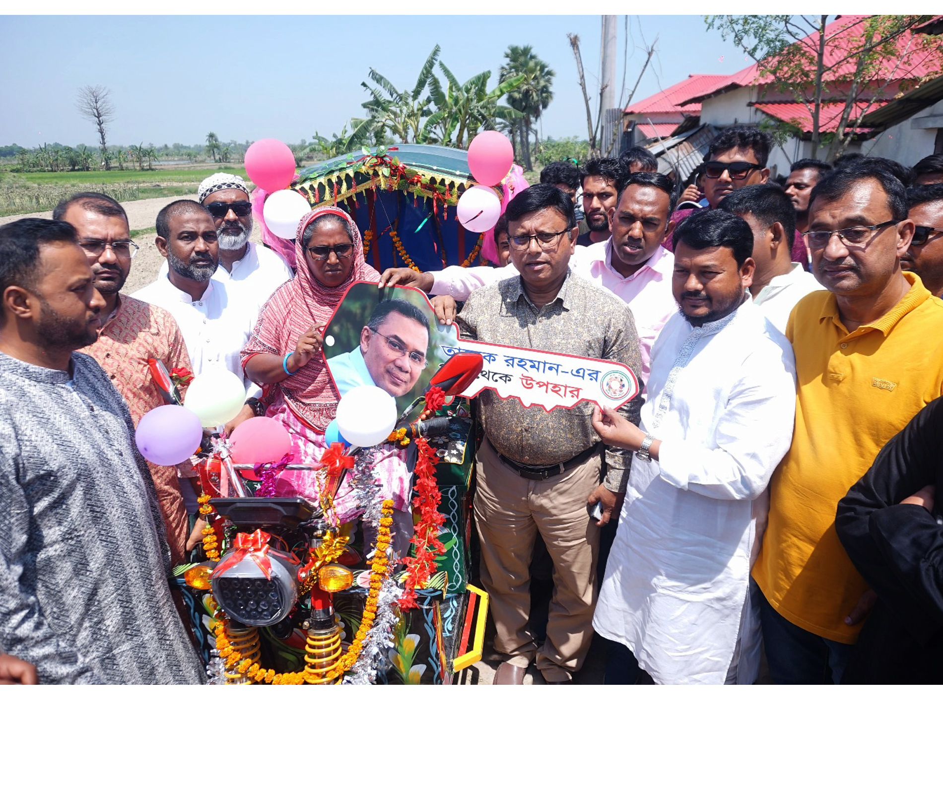 প্রধানমন্ত্রী তারেক রহমানের উপহার তুলে দিচ্ছেন রাসিক’র মাননীয় প্রশাসক