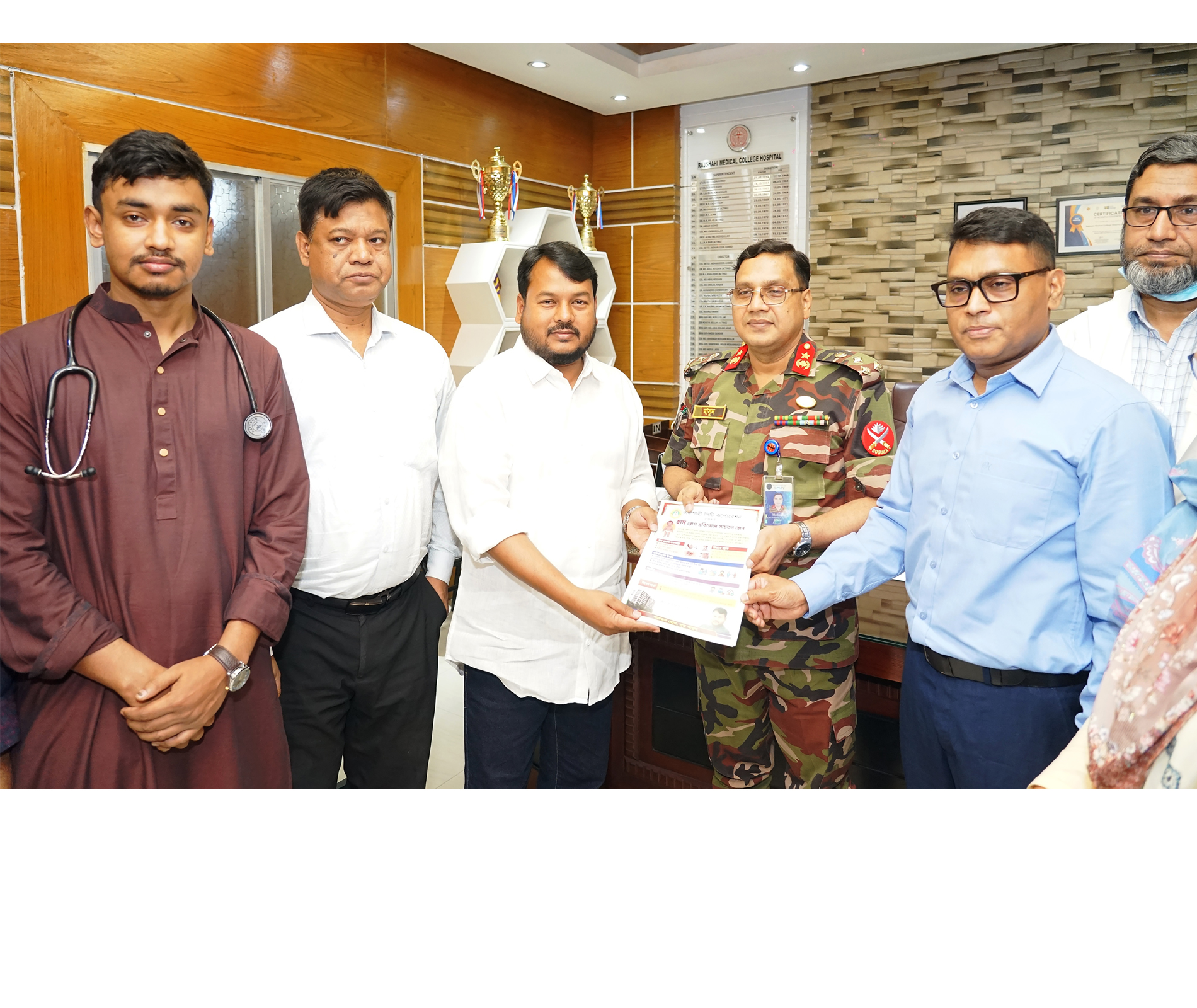 রামেক হাসপাতাল পরিচালকের হাতে জনসচেতনতামূলক লিফলেট তুলে দিলেন রাসিক প্রশাসক