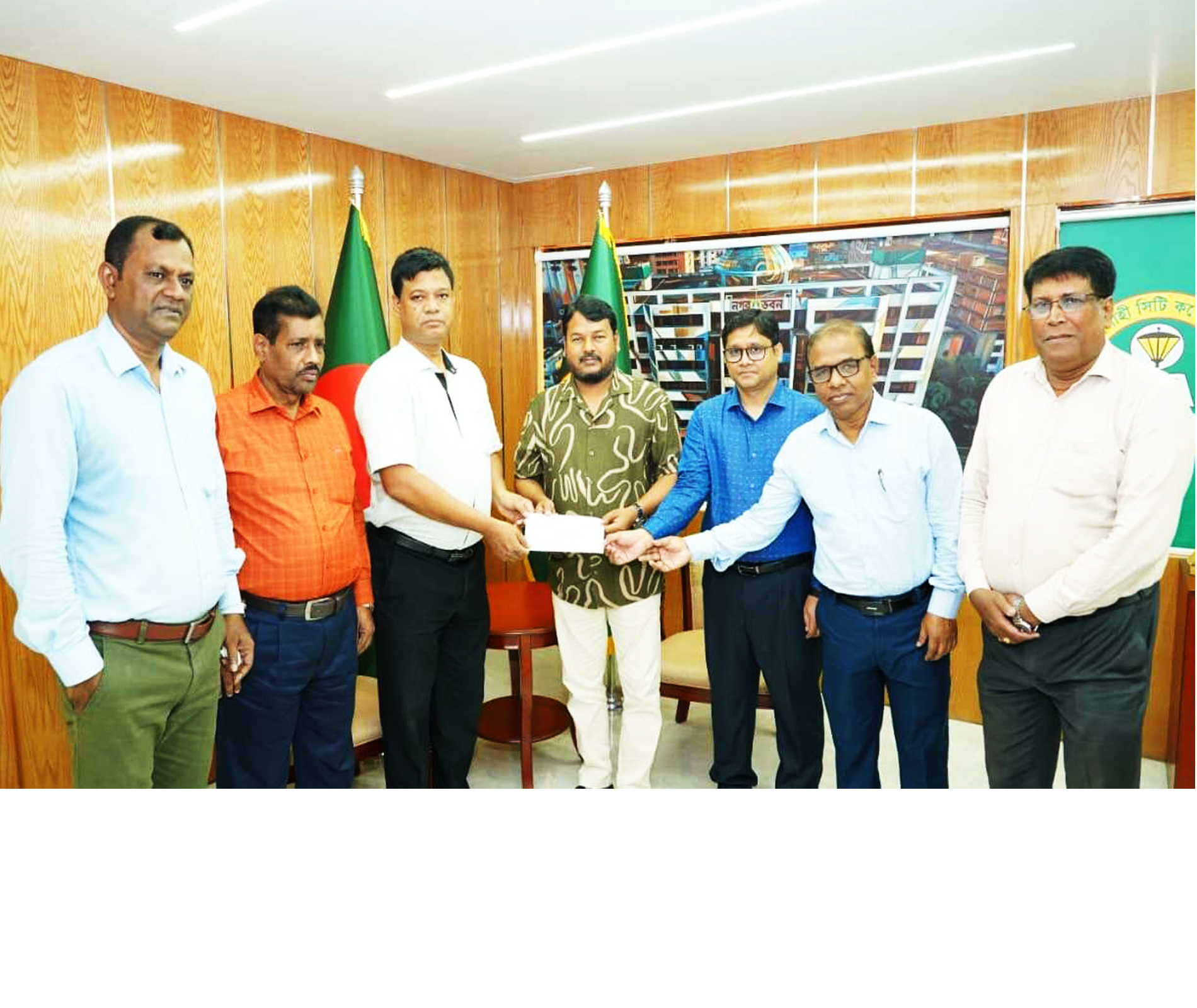 পরিচ্ছন্নকর্মীদের জন্য প্রধানমন্ত্রীর ঈদ উপহারের চেক প্রদান করেছেন মানীয় প্রশাসক