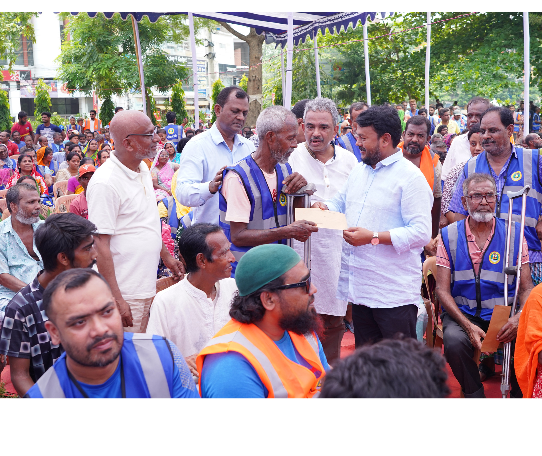প্রধানমন্ত্রীর ঈদ উপহার পেলেন রাসিকের ১২৩৭জন পরিচ্ছন্নতাকর্মী, বিতরণ করলেন রাসিক প্রশাসক