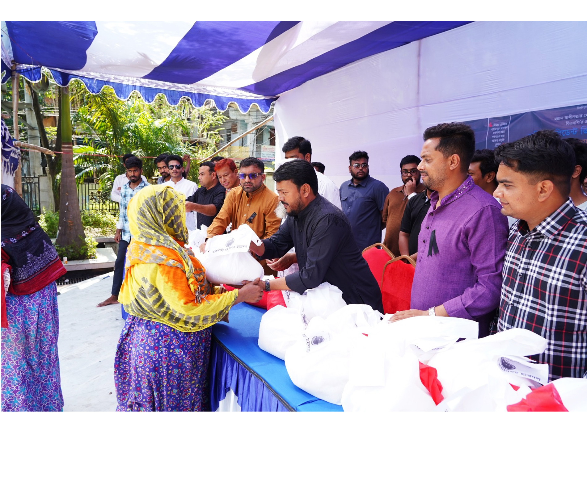 দুস্থ ও অসহায় মানুষের মাঝে খাবার বিতরণ করেন মাননীয় প্রশাসক