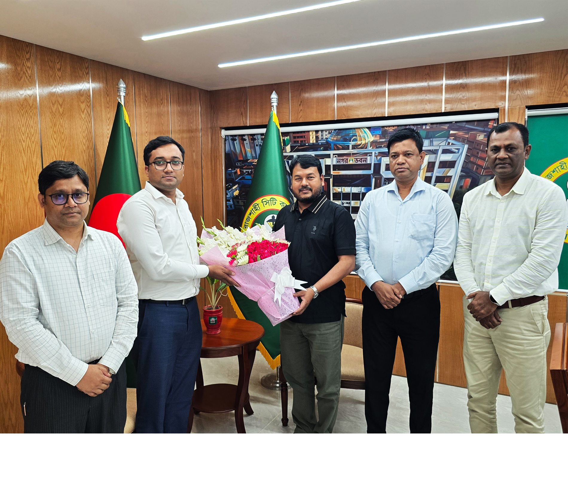 নবনিযুক্ত এক্সিকিউটিভ ম্যাজিস্ট্রেটকে ফুলেল শুভেচ্ছা জানান মাননীয় প্রশাসক