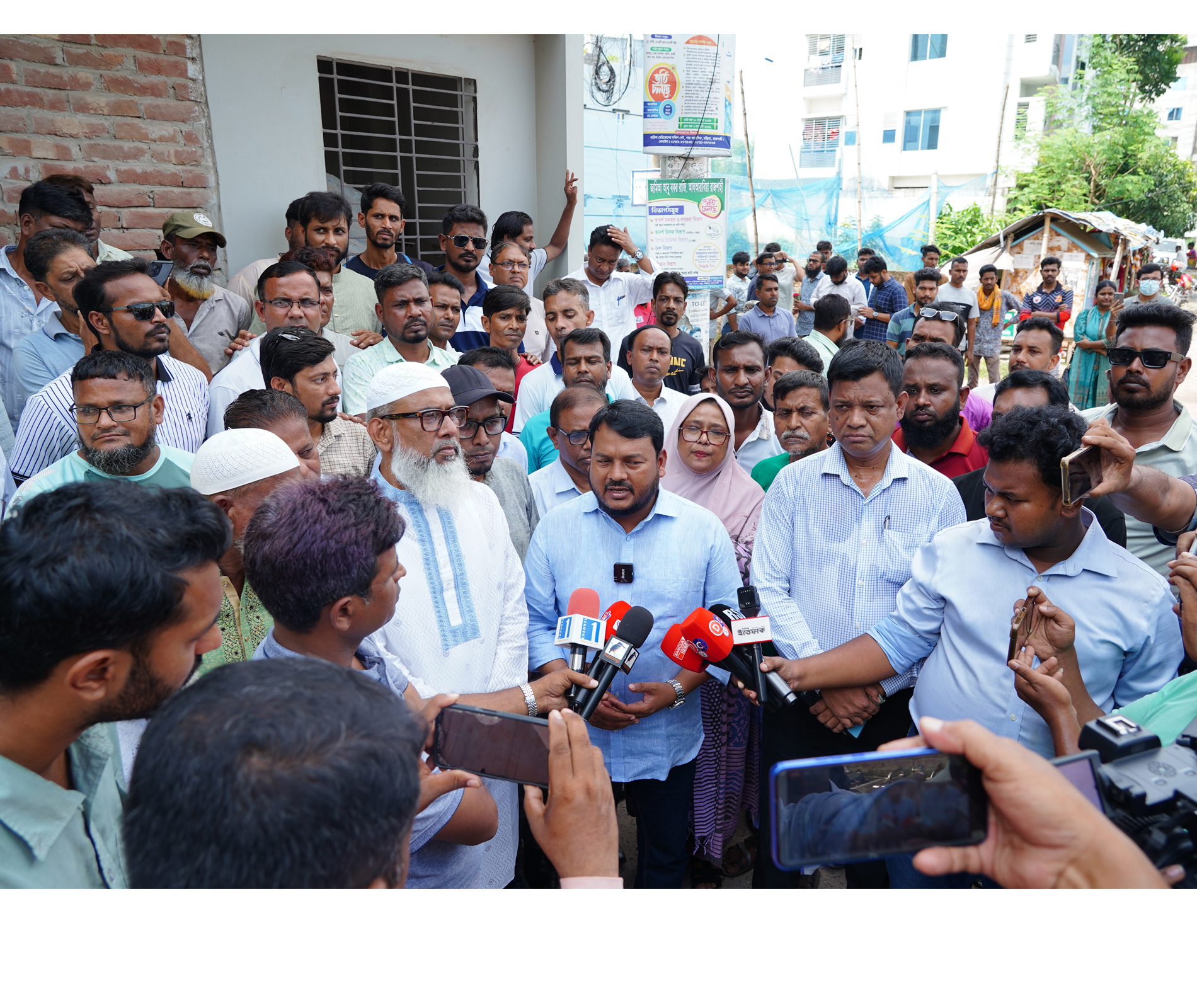 ডেঙ্গু প্রতিরোধ ও পরিচ্ছন্নতা অভিযান-২০২৬ বাস্তবায়নের লক্ষ্যে রাসিক‘র বিশেষ কর্মসূচির অংশ হিসেবে বিশেষ পরিচ্ছন্নতা ও ফগার স্প্রে কার্যক্রমের উদ্বোধন অনুষ্ঠানে মাননীয় প্রশাসক