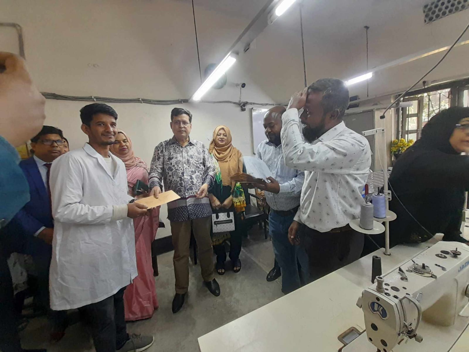 প্রশিক্ষণার্থীদের হাতে নিয়োগপ্রত্র তুলে দেন সচিব মহোদয়