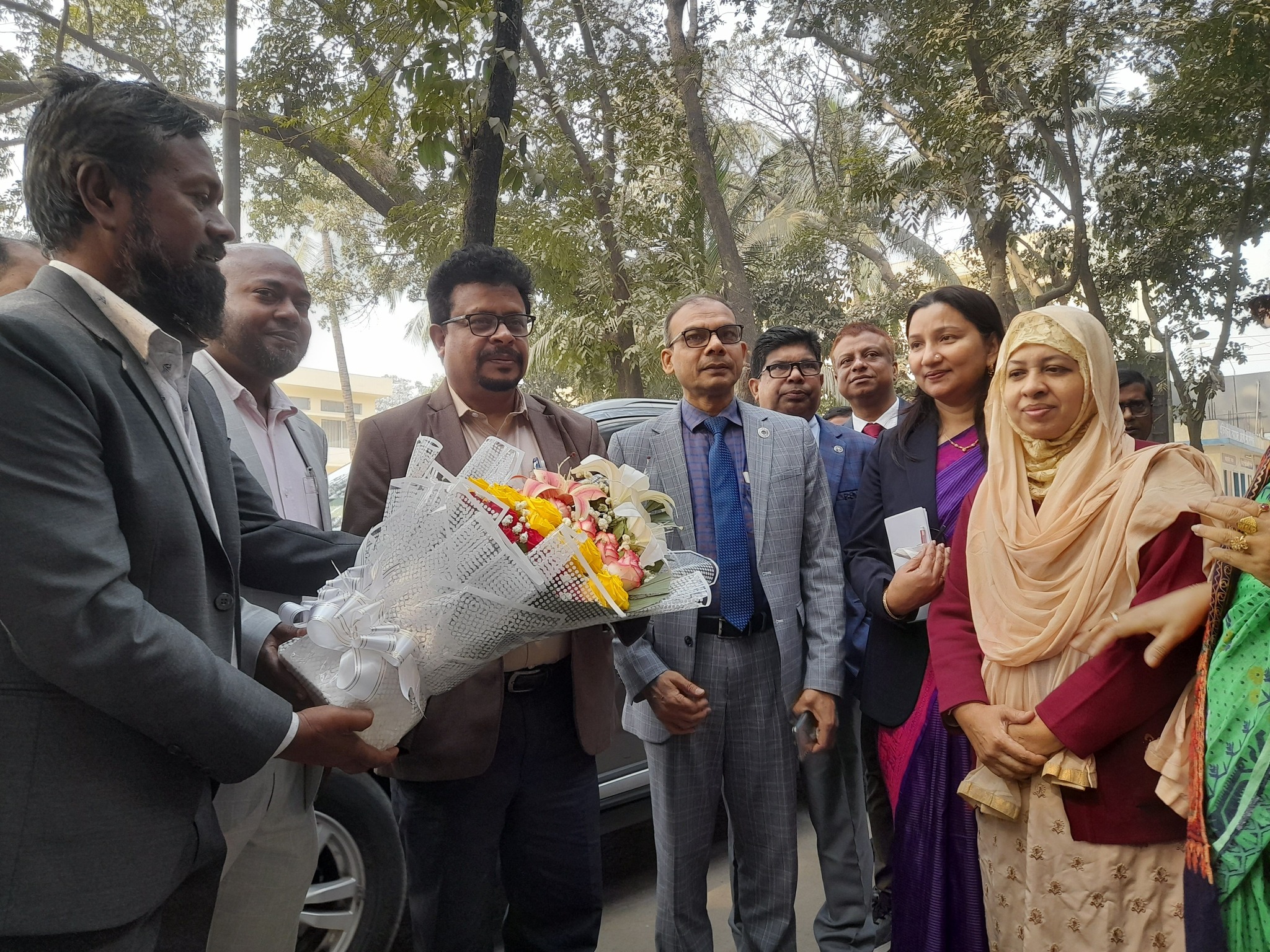 মহাপরিচালক জনাব মোঃ সাইদুর রহমান খান স্যার কে ইআরসিপিএইচ এর পক্ষ থেকে ফুলেল শুভেচ্ছা জানিয়ে বরণ করা হয়