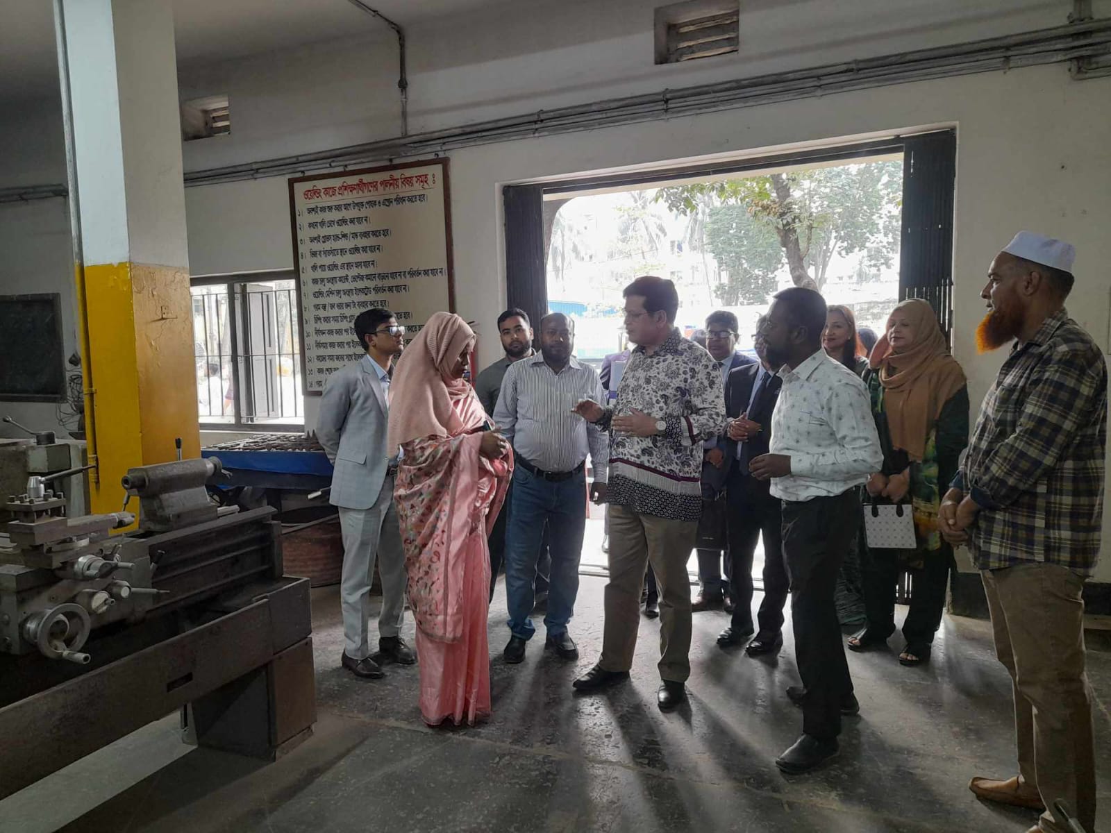 সচিব মহোদয় বিভিন্ন ট্রেড পরিদর্শন করেন