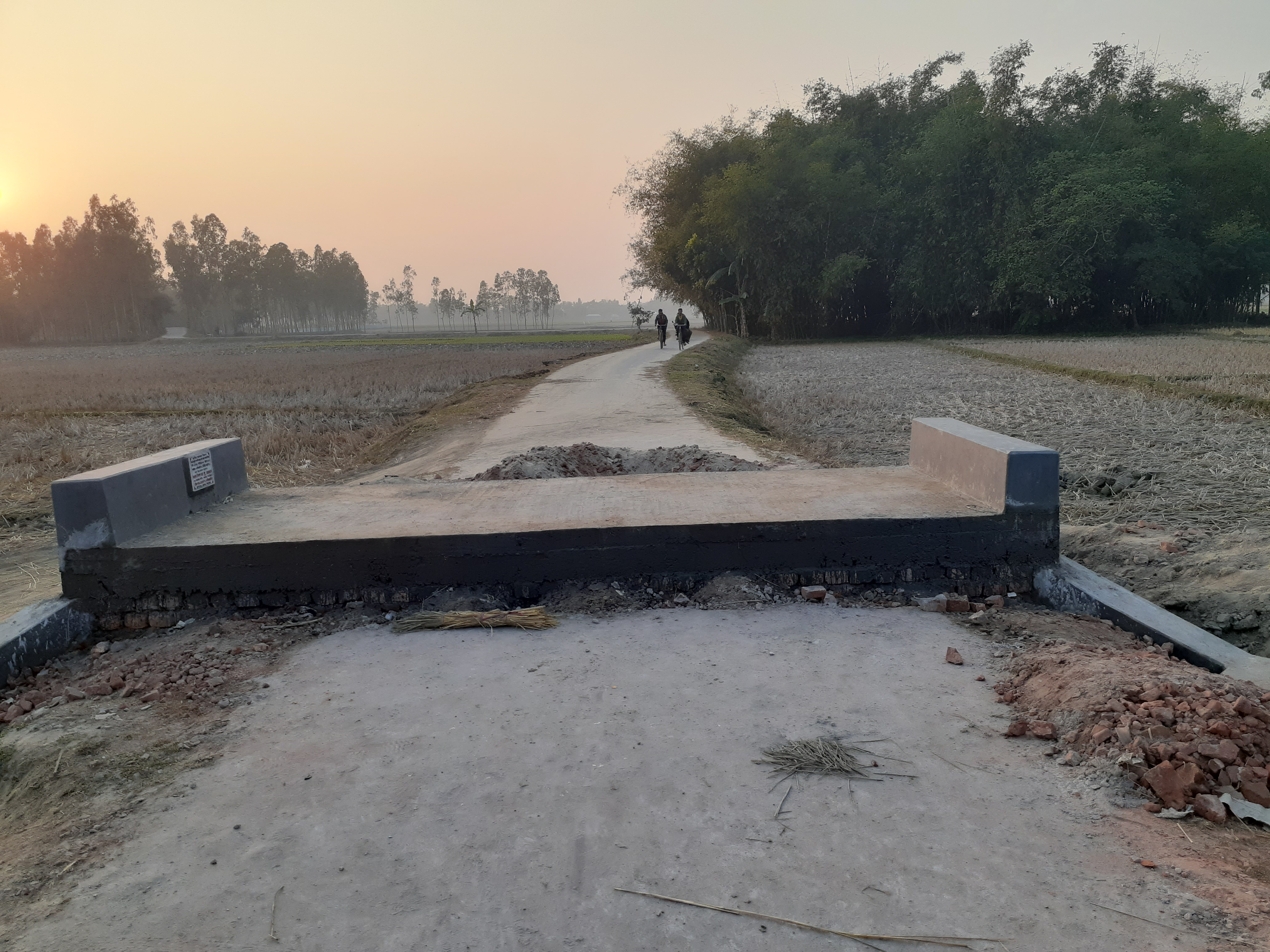 বৈরকুড়ি আমতলীর মোড় রাস্তায় কালভার্ট নির্মাণ।